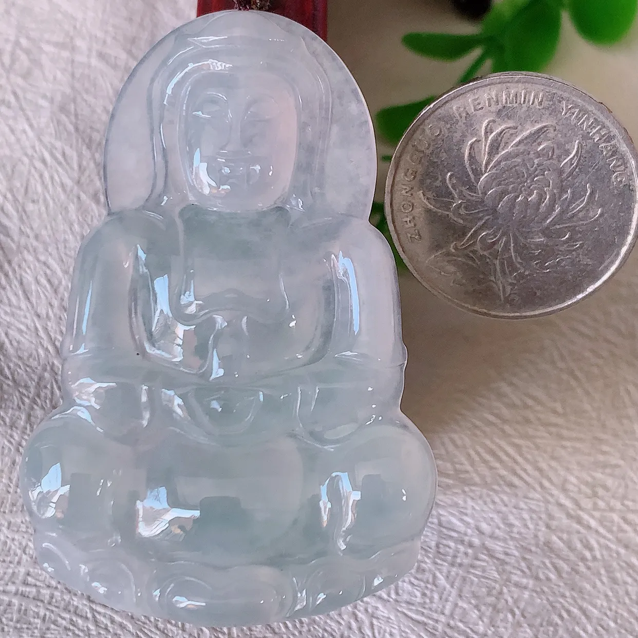 自然光实拍，冰种翡翠正装观音菩萨吊坠，赐福翡翠观音，冰透，起强玻璃光泽，  观音面相慈祥，雕琢细致， 佩戴气质！#46.31