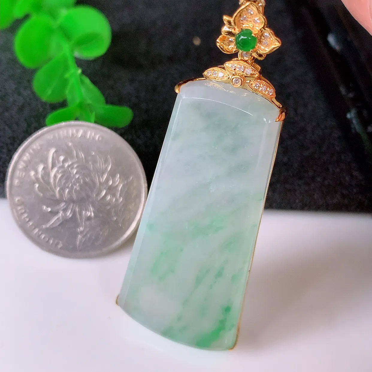自然光实拍，18K金镶嵌冰种飘花翡翠平安无事牌吊坠，翡翠无事牌，平平安安，无事牌翠色灵动，佩戴平安时尚！#00.5整体46*21*6.6裸石43.8*19.5