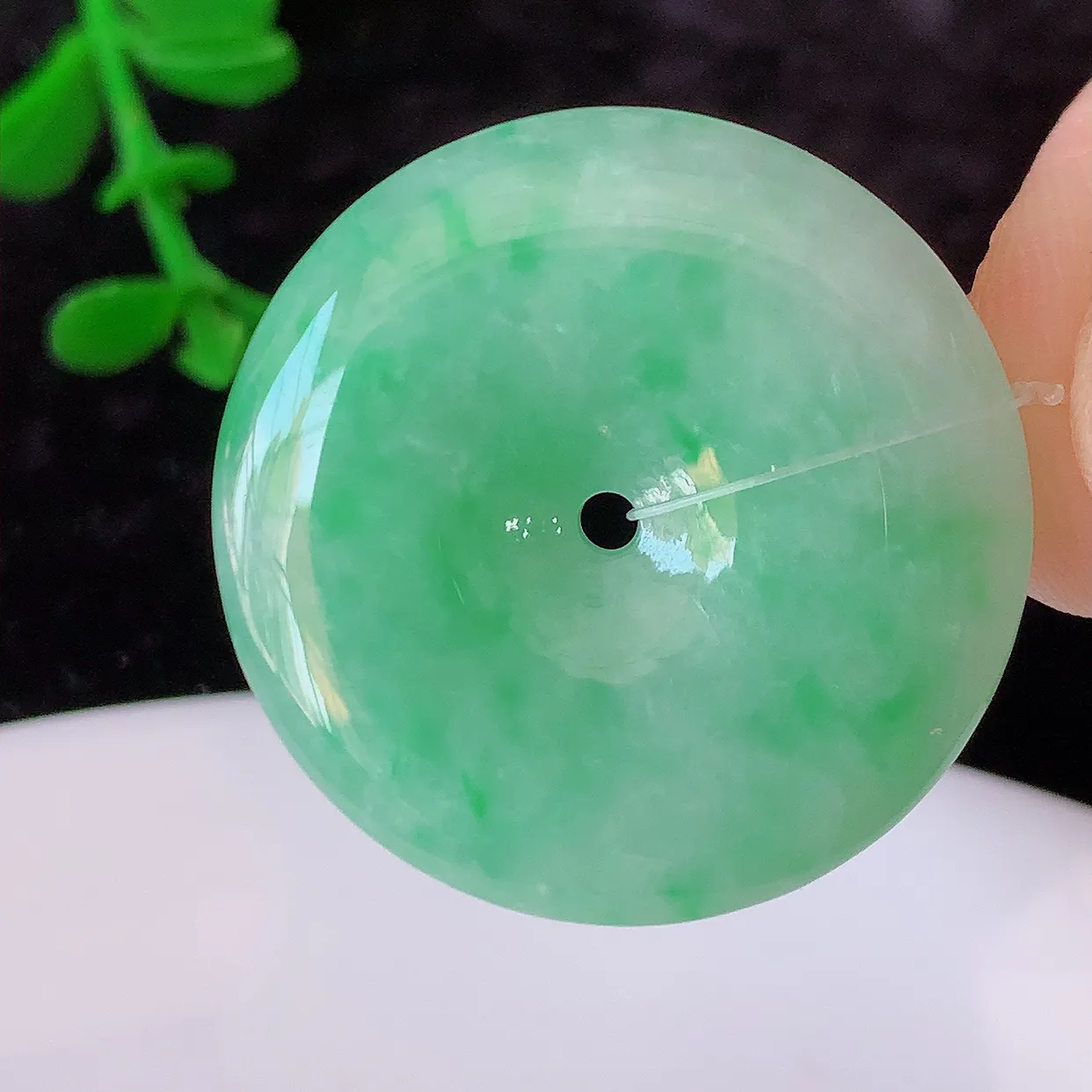 自然光实拍，冰润飘绿翡翠平安扣吊坠，形体饱满圆润，平安扣肥嘟嘟的，平平安安，种水很好， 配戴精美！#49.31