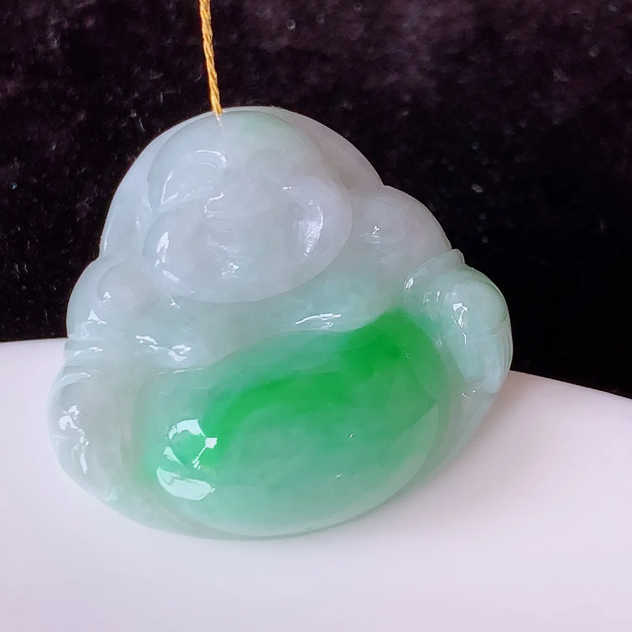 自然光实拍，冰润飘绿佛公吊坠，翡翠开心笑佛，种老水足，颜色漂亮， 立体饱满圆润， 佩戴效果赞#00.31