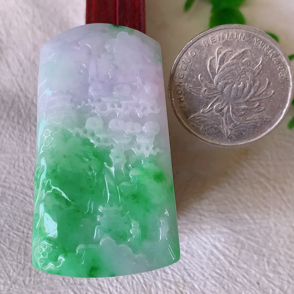 自然光实拍，冰润春带彩翡翠山水牌吊坠，翡翠山水，立体生动形象， 山水素材布局合理， 意境感佳， 佩戴上身效果更高贵 #57.31