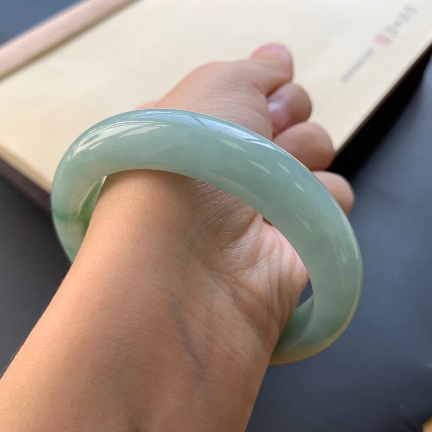 55.5圈口飘花正圈手镯 尺寸：55.5-12.5-8.6，无纹裂，细腻光滑，花色浓郁