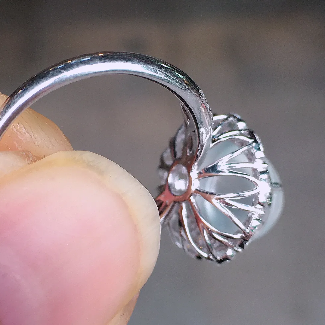 玻璃种蛋面戒指，玉质细腻，荧光感超
强，饱满圆润，尽显优雅气质，18k
金豪华镶嵌