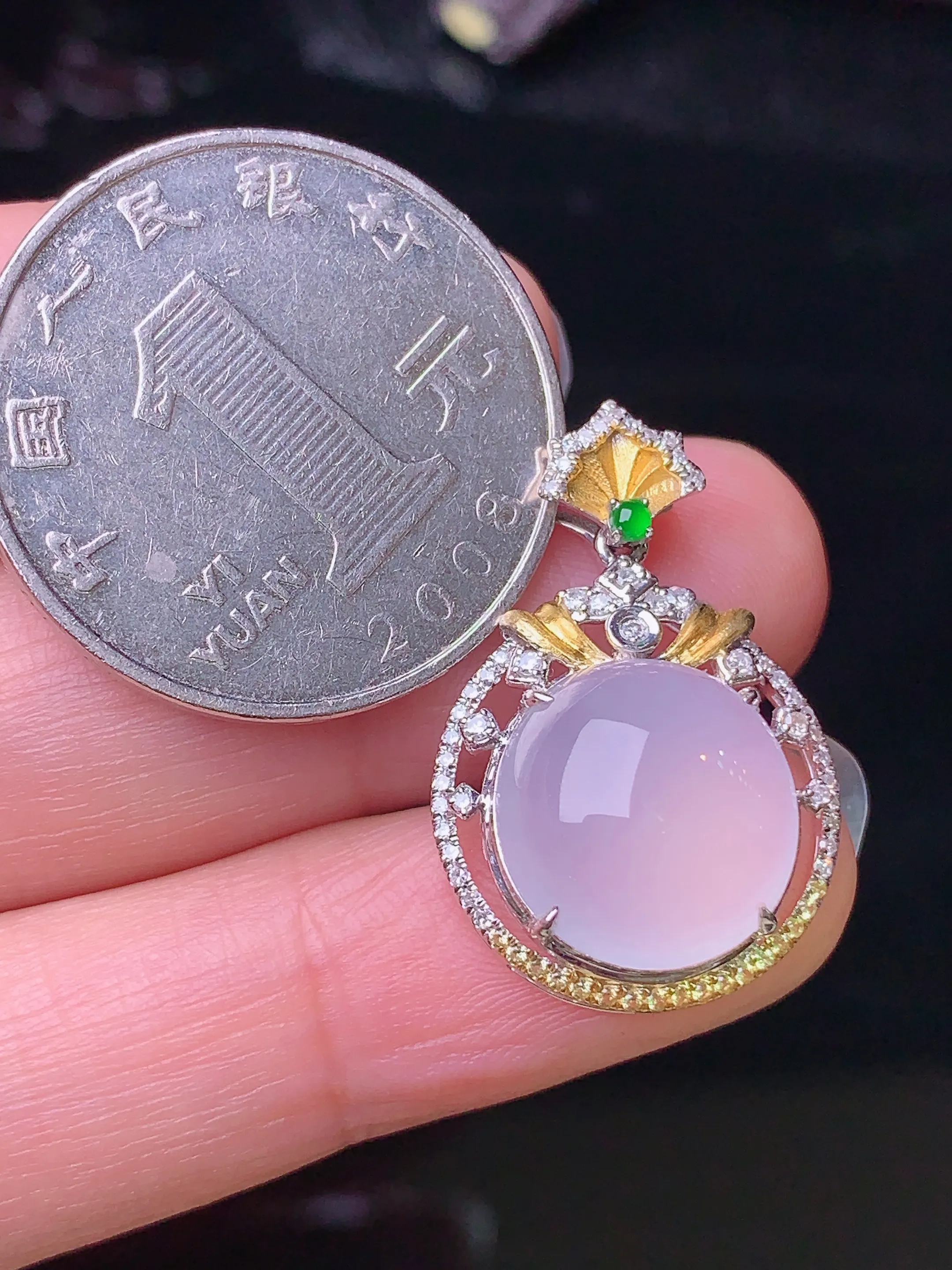 18k金钻镶嵌冰种蛋面吊坠 玉质细腻 色泽艳丽 整体尺寸25.8*17*7.7