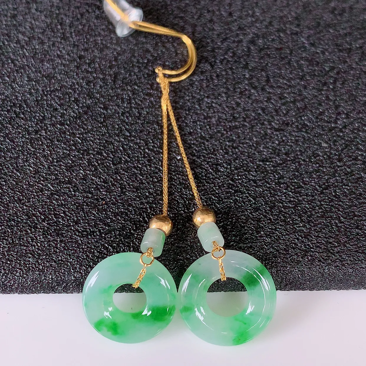 18k金镶嵌冰种翡翠平安扣耳坠，沁人心脾，耳坠佩戴效果大气出众，尽显气质。种水好，胶感足，颜相当漂亮