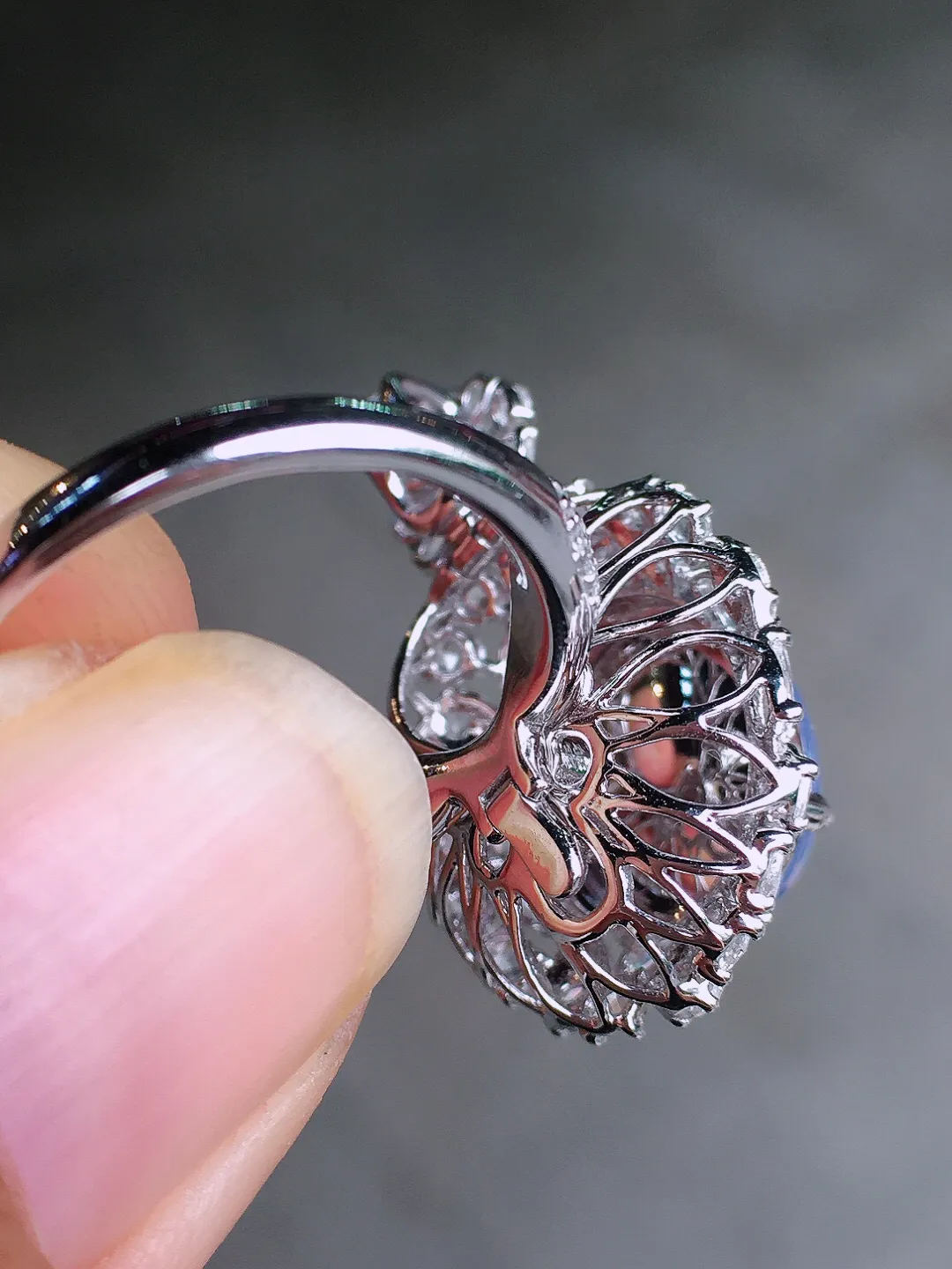 紫罗兰蛋面戒指/吊坠两用款，色泽均匀艳丽，玉质细腻，荧光感超
强，饱满圆润，尽显优雅气质，18k
金豪华镶嵌