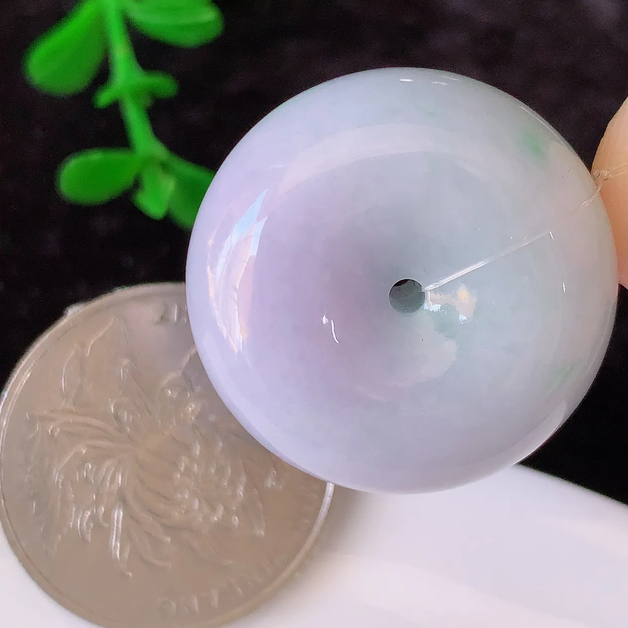 自然光实拍，冰润春带彩翡翠平安扣吊坠，形体饱满圆润，平安扣肥嘟嘟的， 平平安安，种水很好， 配戴精美！#49.31