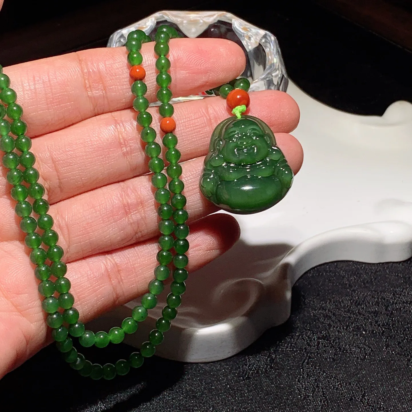 和田玉菠菜绿绿俄罗斯碧玉佛引福来弥勒佛挂件。尺寸26/25/9重24.5克。玉质细腻油润。手推出油。佩戴高端典雅。lt251107