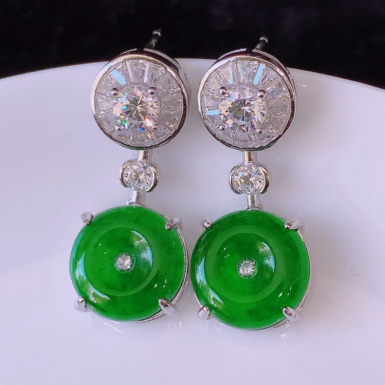 冰透满绿翡翠925银镶嵌耳坠，自然光实拍，翠色灵动，颜色漂亮，种老水足，品相佳，佩戴佳品！#97.31整体27*11.5*5.2裸石11.5*11.5 mm