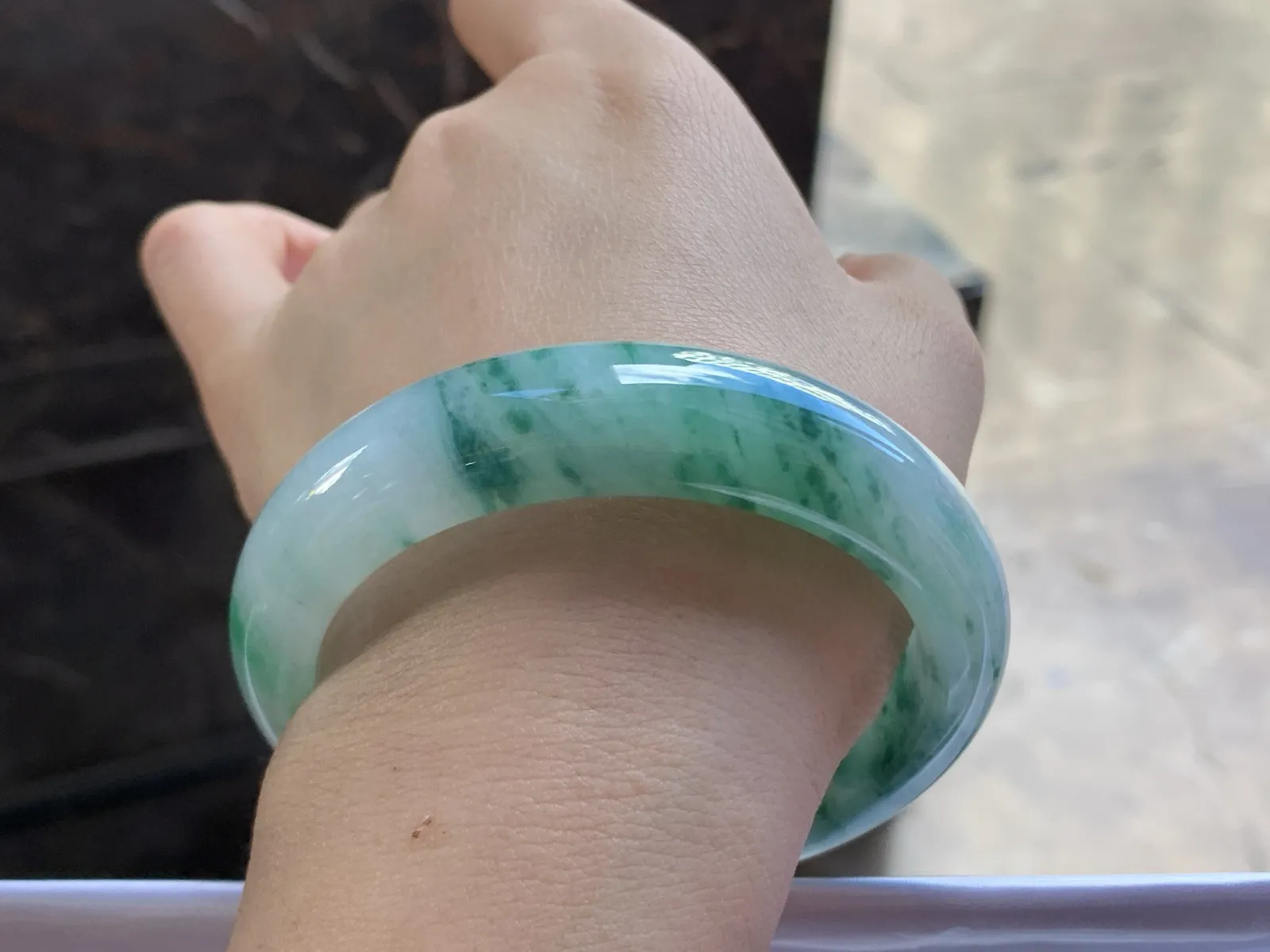 57.5-13.8-8.3

飘花手镯^_^玉质温润