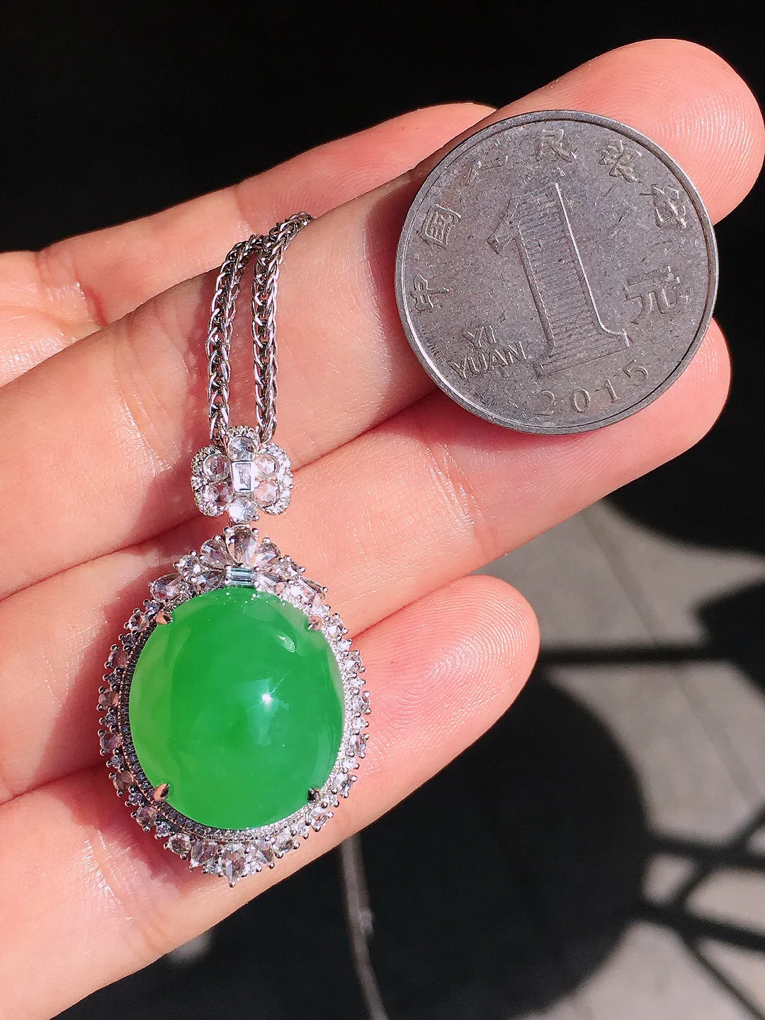 阳绿蛋面吊坠，色泽均匀艳丽，玉质细腻，荧光感超
强，饱满圆润，尽显优雅气质，18k
金豪华镶嵌