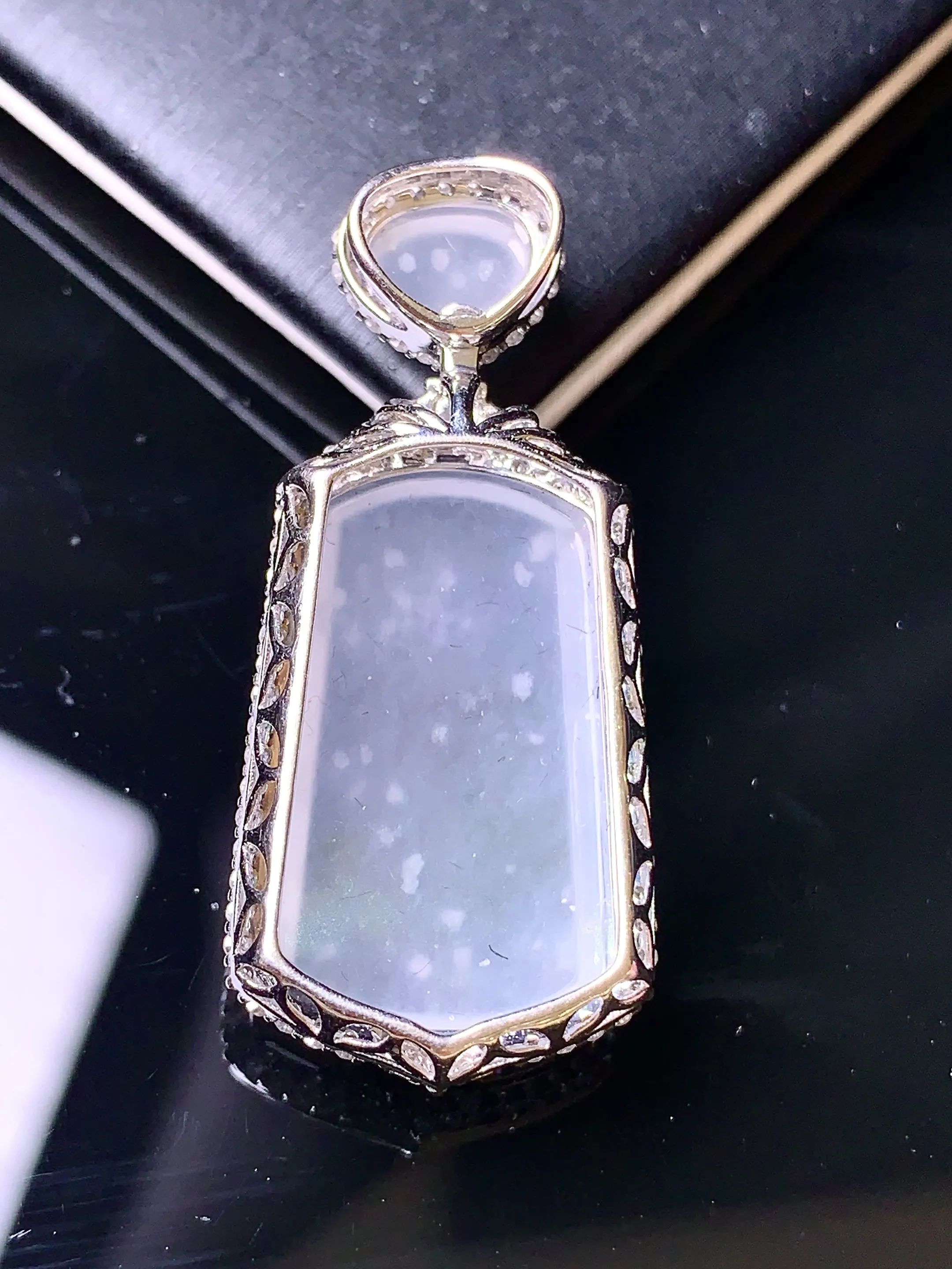 18k金钻镶嵌冰种无事牌吊坠 玉质细腻 色泽艳丽 整体尺寸37*16.5*7.5