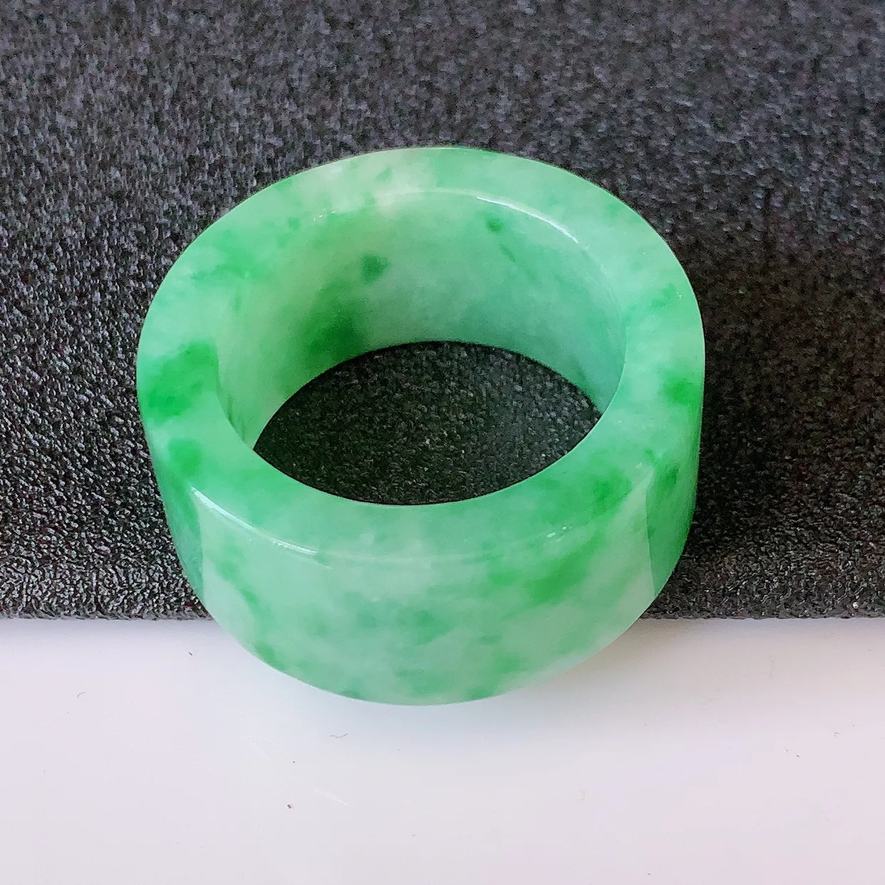 自然光实拍，21mm内径冰飘绿翡翠扳指，冰润指环，玉扳指，戒指，财源滚滚，玉质细腻起胶，26圈口，种水好！#68.31 尺寸21*12*3.9 mm