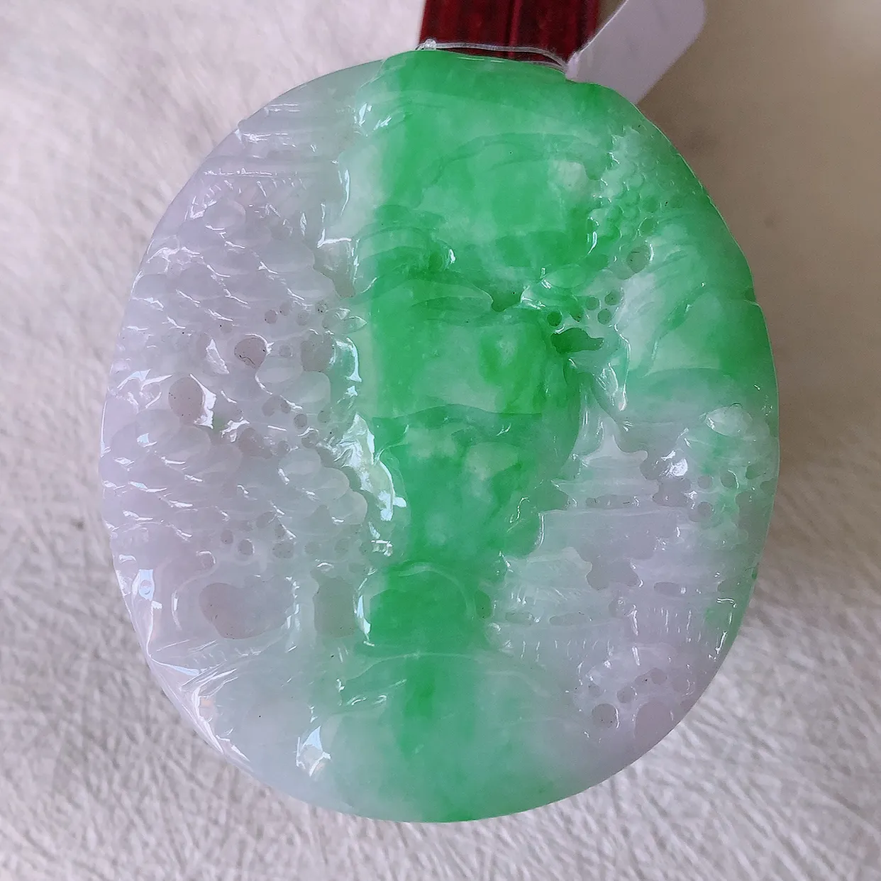 自然光实拍，冰润飘绿山水牌吊坠，翡翠山水，立体生动形象， 山水素材布局合理， 意境感佳， 佩戴上身效果更高贵 #49.31