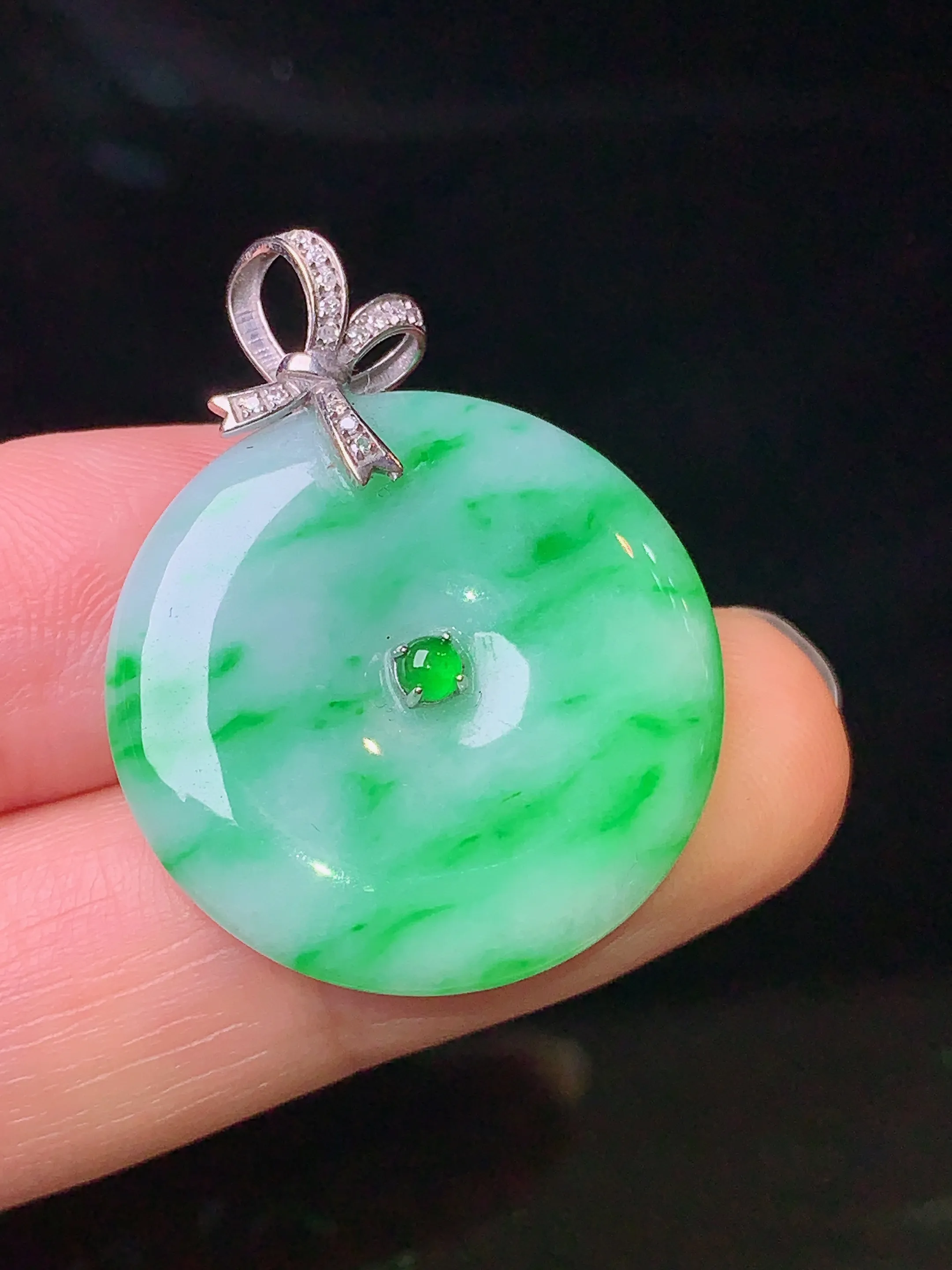 18k金钻镶嵌翠绿平安扣吊坠 玉质细腻 色泽艳丽 整体尺寸30.8*24*4.5
