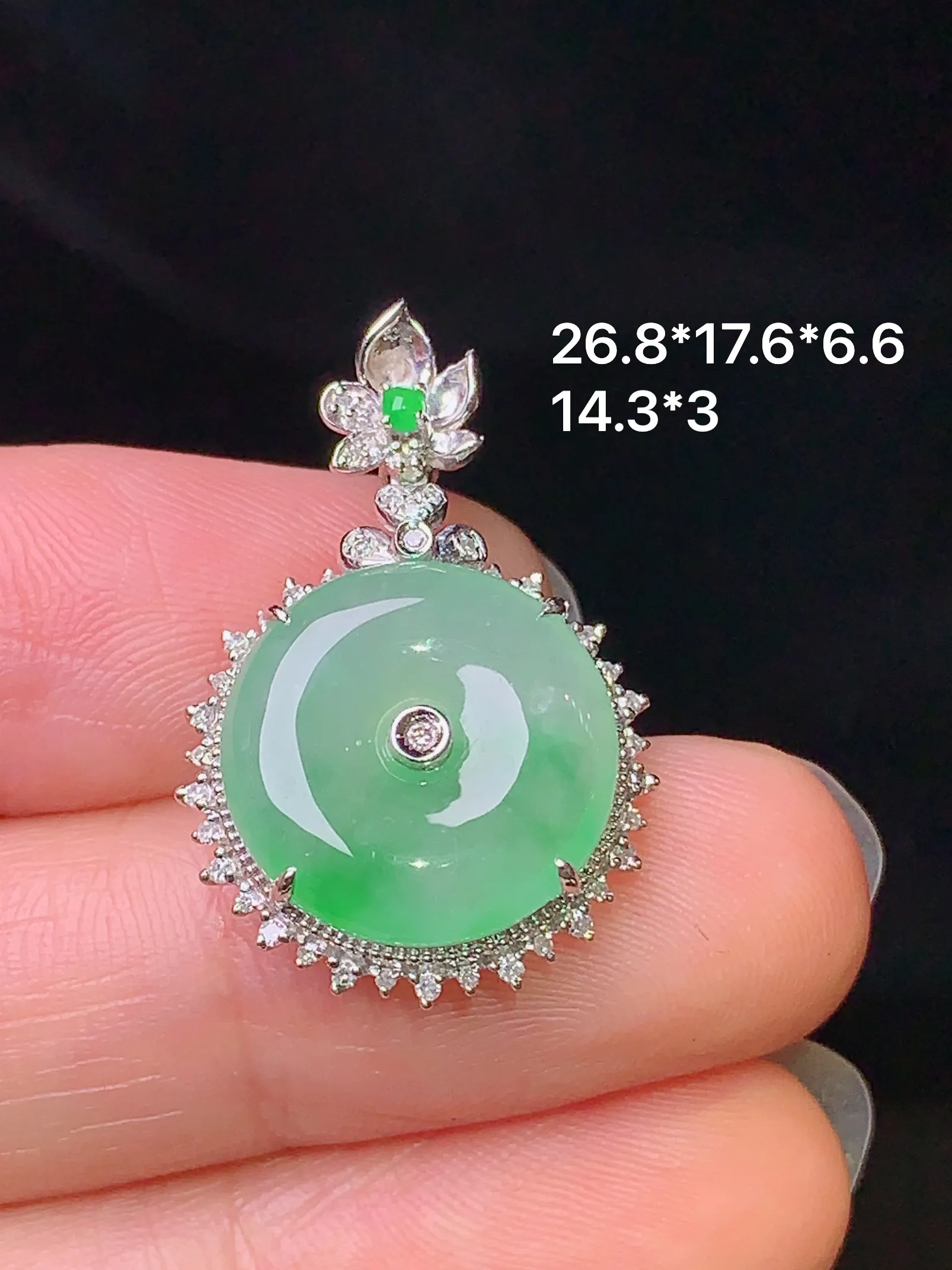 18k金钻镶嵌飘绿平安扣吊坠 玉质细腻 色泽艳丽 整体尺寸26.8*17.6*6.6