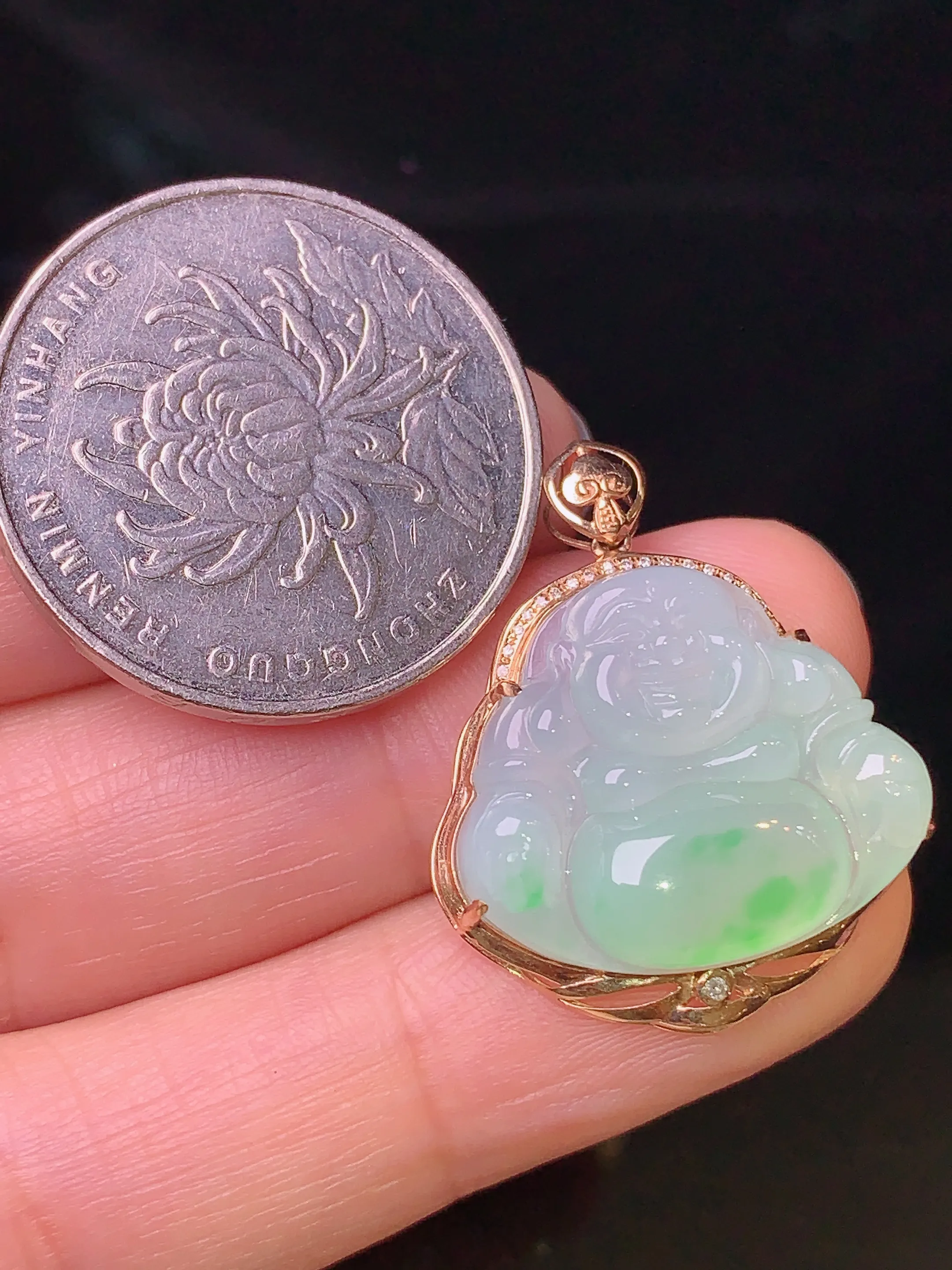 18k金镶嵌飘绿佛公吊坠 玉质细腻 色泽艳丽 整体尺寸26.8*21.5*7.5