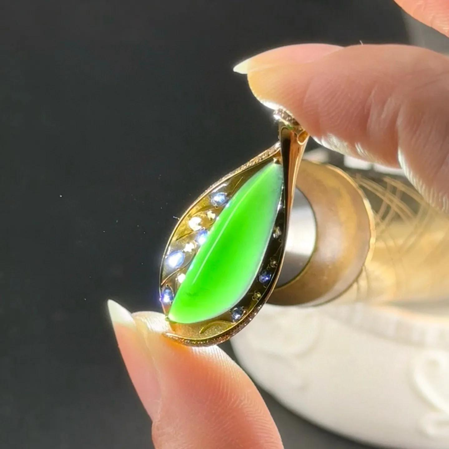 精品18k墨翠吊坠 种好色正 黑度极好 打灯通透 油性十足 尺寸38.7