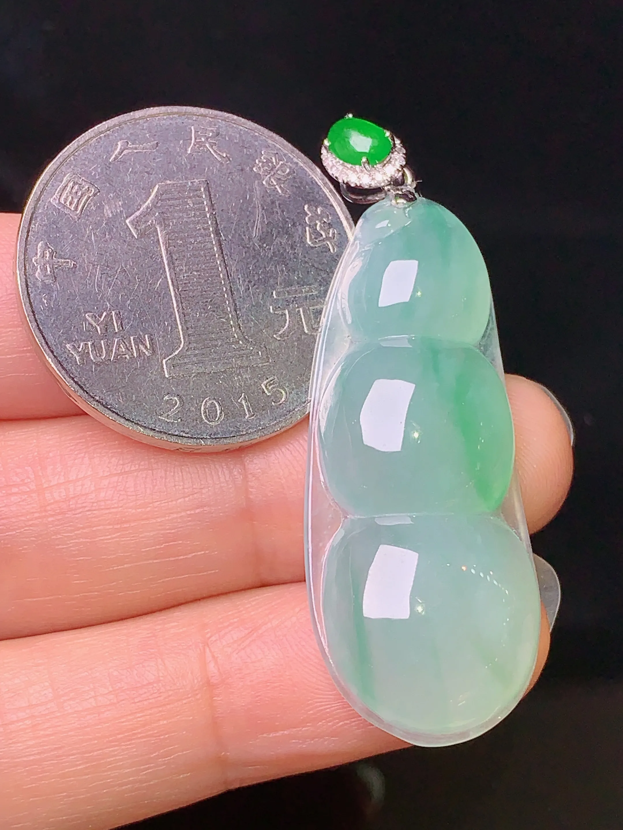 18k金钻镶嵌飘绿四季豆吊坠 玉质细腻 色泽艳丽 整体尺寸46.3*16.2*6.2