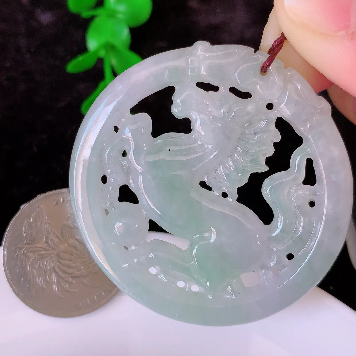 自然光实拍，特色镂空雕冰飘花翡翠生肖马吊坠，种老水足，雕工精湛 ，寓意美好， 佩戴时尚出众！#57.31