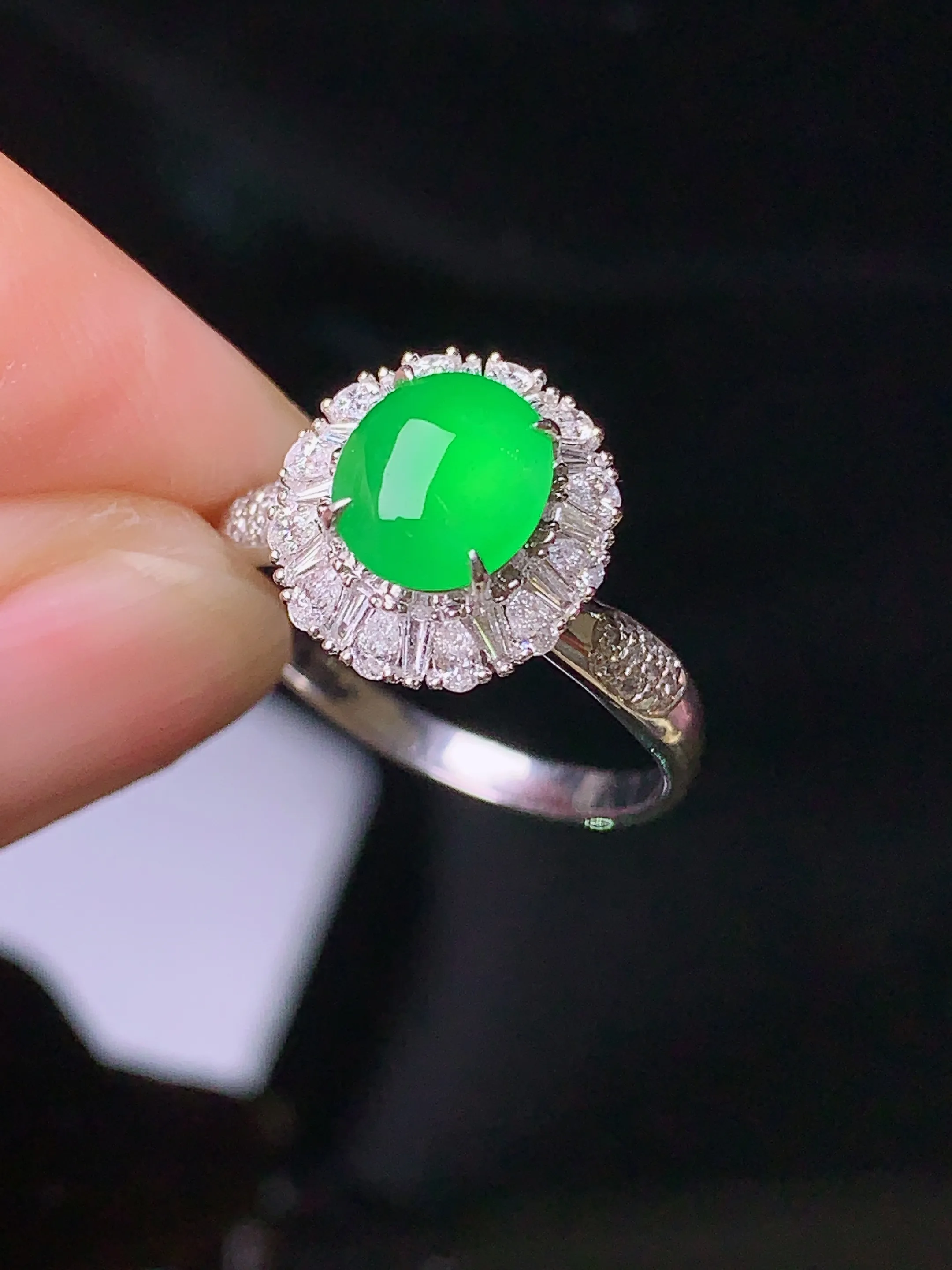 18k金钻镶嵌满绿蛋面戒指 玉质细腻 色泽艳丽 圈口14 整体尺寸12*11*9