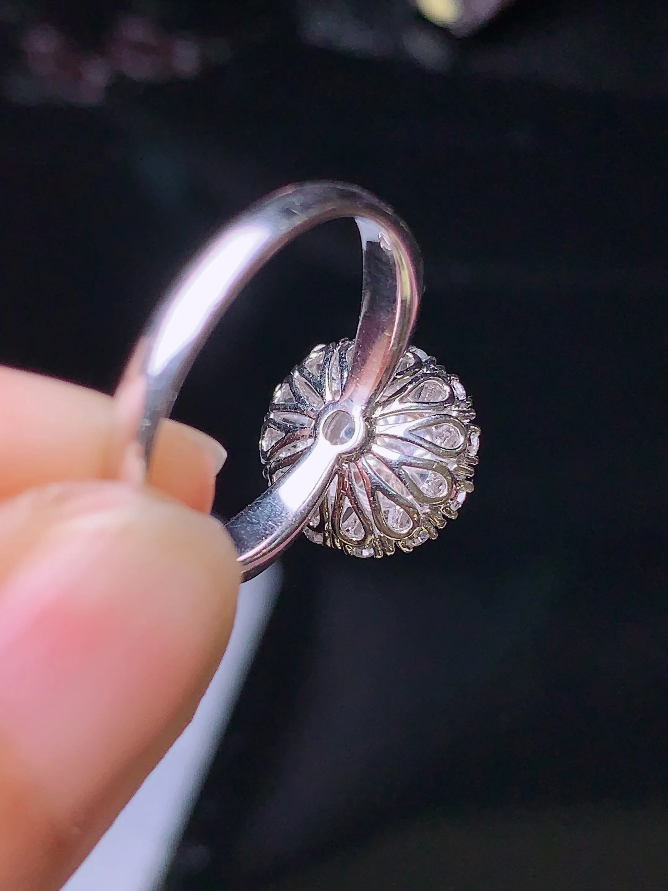 18k金钻镶嵌满绿蛋面戒指 玉质细腻 色泽艳丽 圈口14 整体尺寸12*11*9