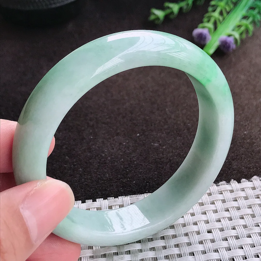 自然光57.5/14.2/8.2老坑精美温润飘阳绿手镯宽边翡翠玉镯美人镯