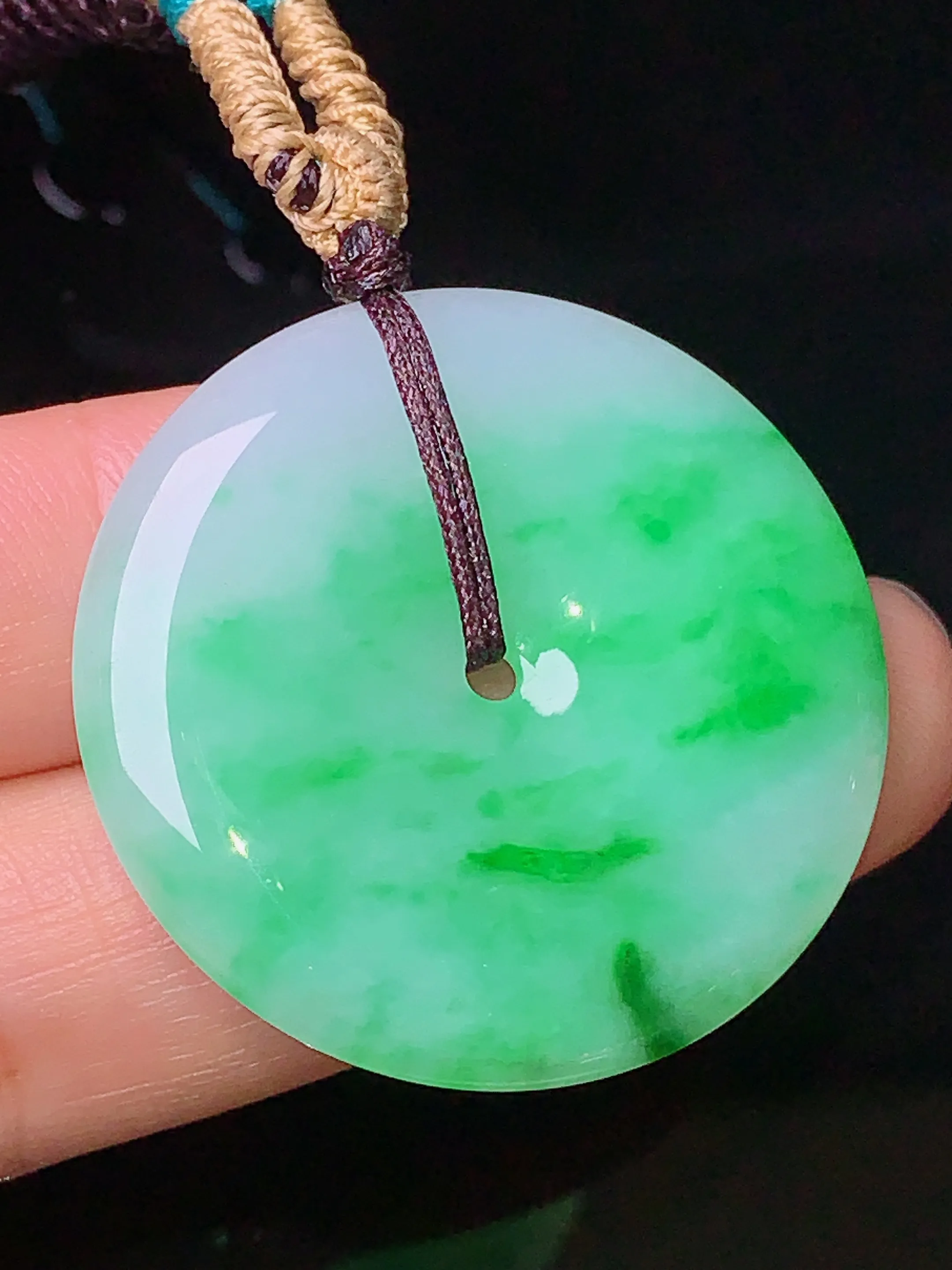 翠绿平安扣吊坠 玉质细腻 色泽艳丽 整体尺寸32.3*5.2