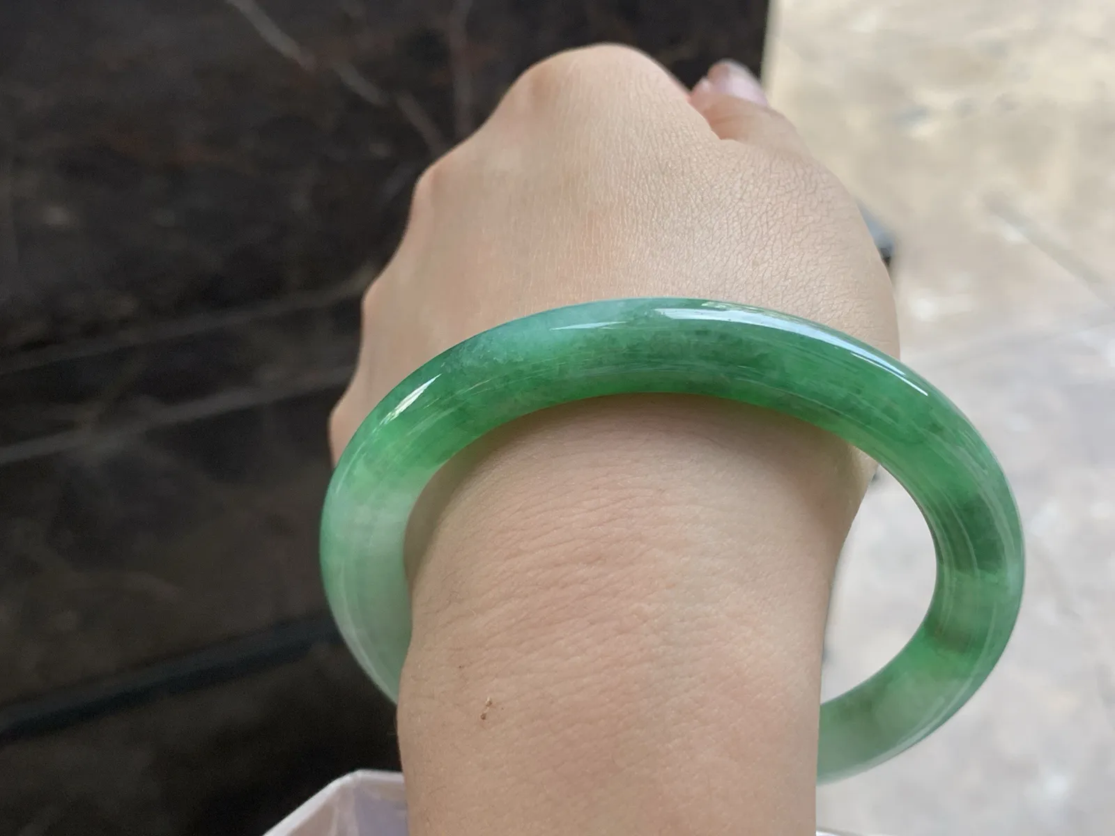 60.5-9.1

辣绿色圆条手镯^_^颜色浓郁 鲜艳