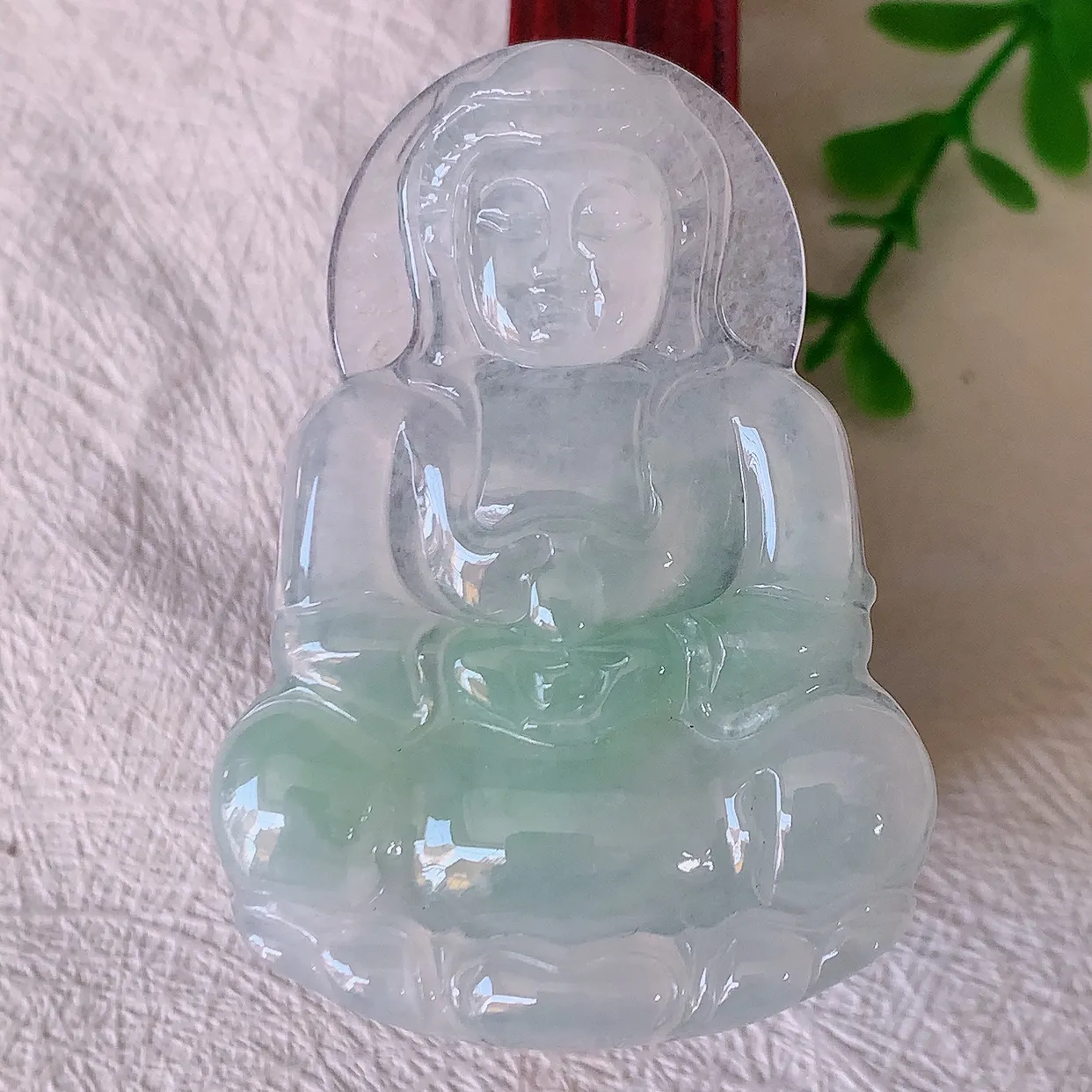 自然光实拍，冰种飘绿翡翠正装观音菩萨吊坠，赐福翡翠观音，冰透， 起强玻璃光泽， 观音面相慈祥，雕琢细致， 佩戴气质！#46.31