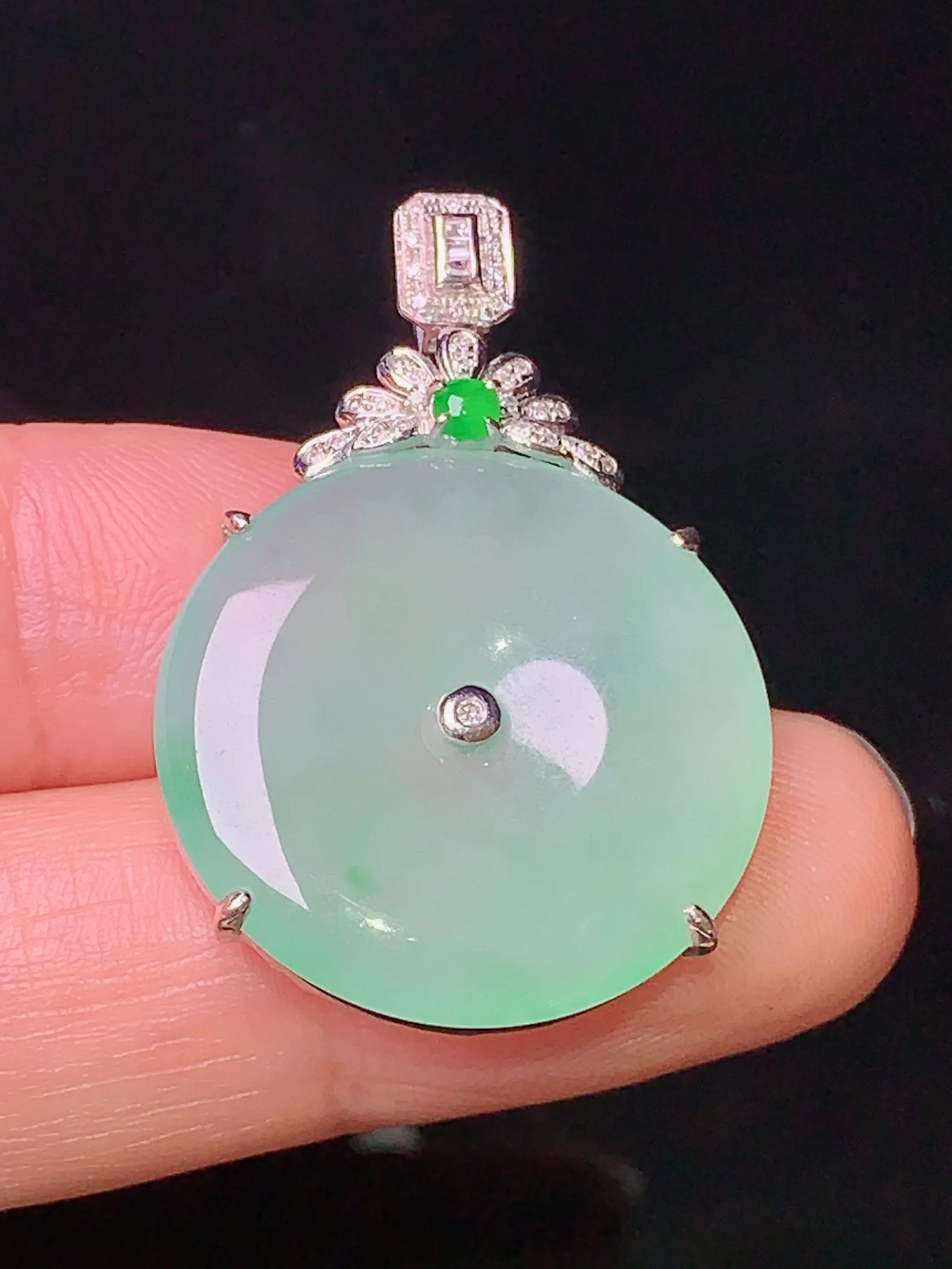 18k金钻镶嵌浅绿平安扣吊坠 玉质细腻 色泽艳丽 整体尺寸33.7*22.5*5.5