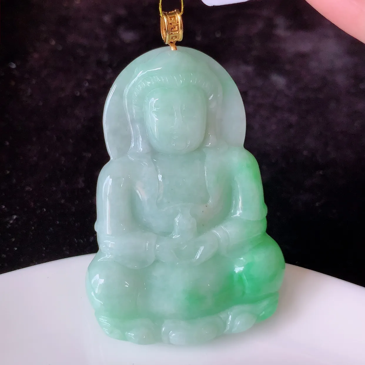 18k金镶嵌飘绿翡翠观音菩萨吊坠，沁人心脾，精致典雅的设计，为佩戴者，增添色彩， 送礼自留都是佳品选