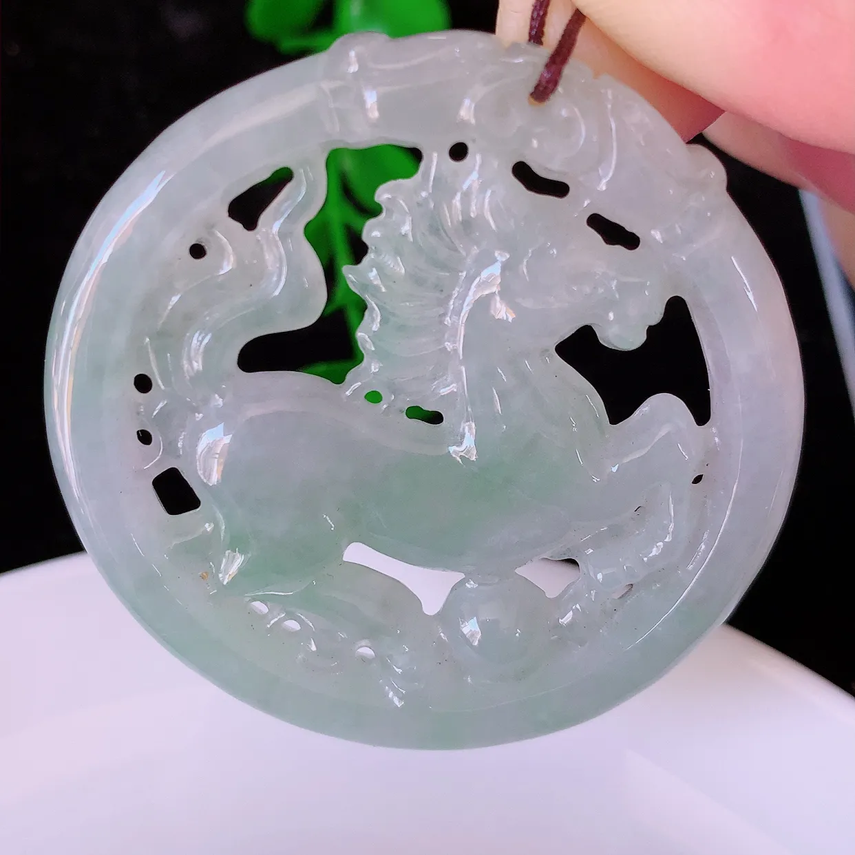 自然光实拍，特色镂空雕冰飘花翡翠生肖马吊坠，种老水足，雕工精湛 ，寓意美好， 佩戴时尚出众！#57.31