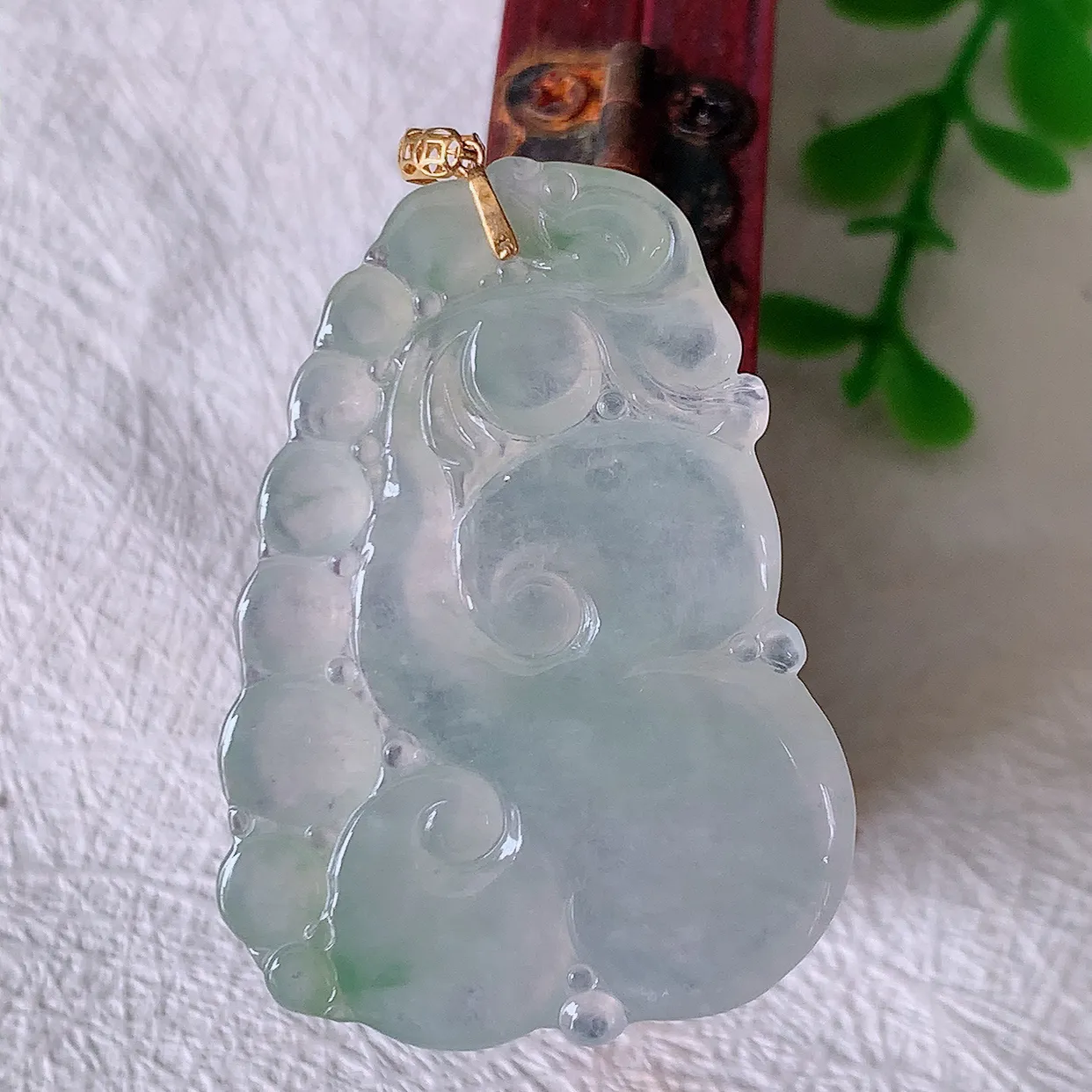 18K金镶嵌冰种翡翠如意吊坠，种老水足，雕工精湛 ， 寓意美好， 佩戴时尚出众！#41.31