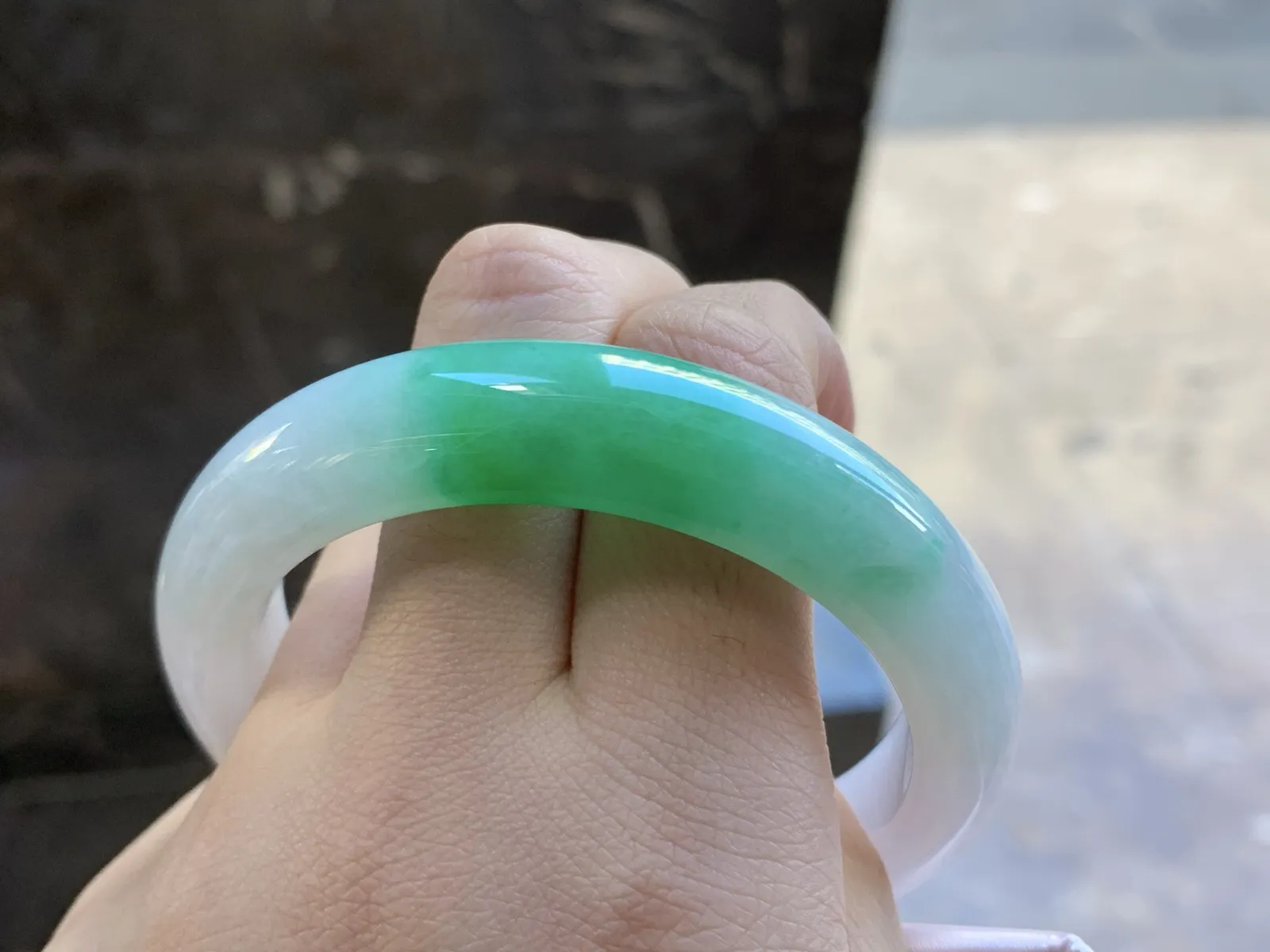 55-12.5-8.8

带色手镯^_^底妆白净