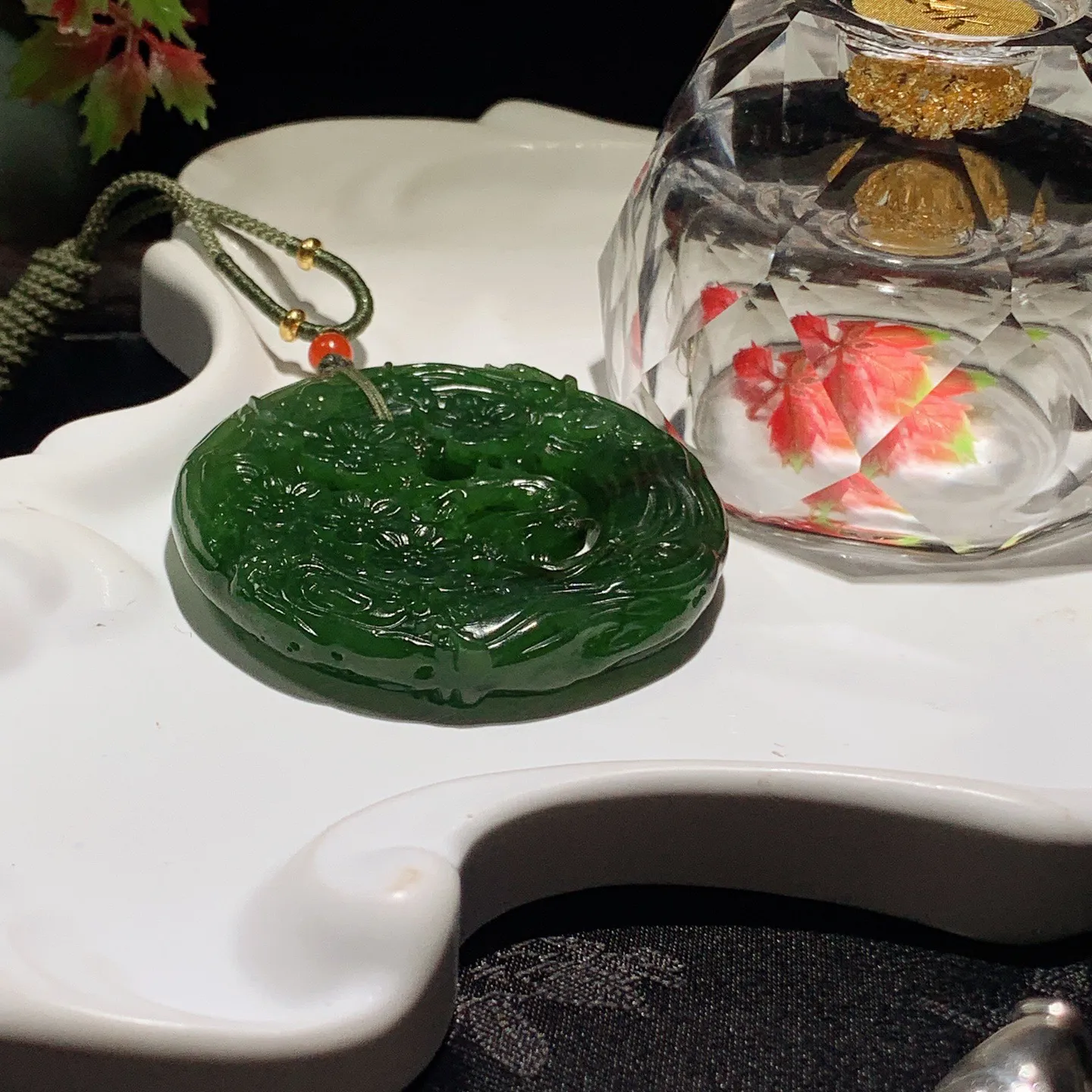 和田玉菠菜绿俄罗斯碧玉喜上眉梢挂件。尺寸54/9重44.5克。玉质细腻油润。手推出油。佩戴高端典雅。lt251107