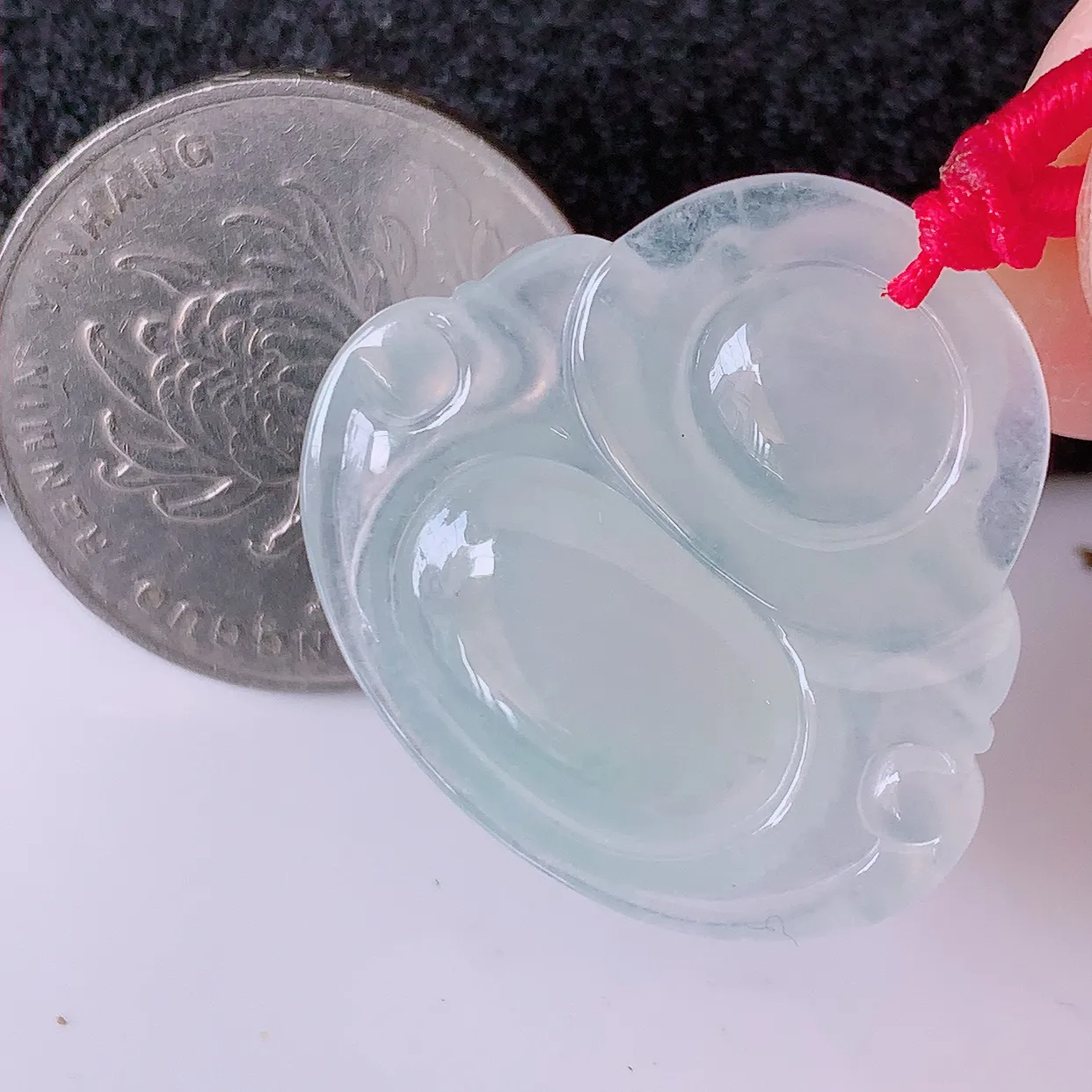 自然光实拍，冰种翡翠佛公，水灵起胶，翠色迷人，佛公在心中，一生平安， 饱满圆润， 开怀大笑佛公，配戴灵气十足！#03.31