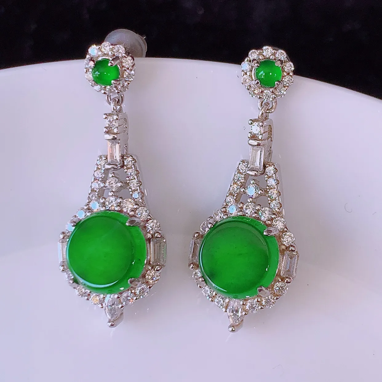 冰透满绿翡翠925银镶嵌耳坠，自然光实拍，翠色灵动，颜色漂亮，种老水足，品相佳， 佩戴佳品！#97.31整体27.5*11*6裸石7.5*7.5 mm