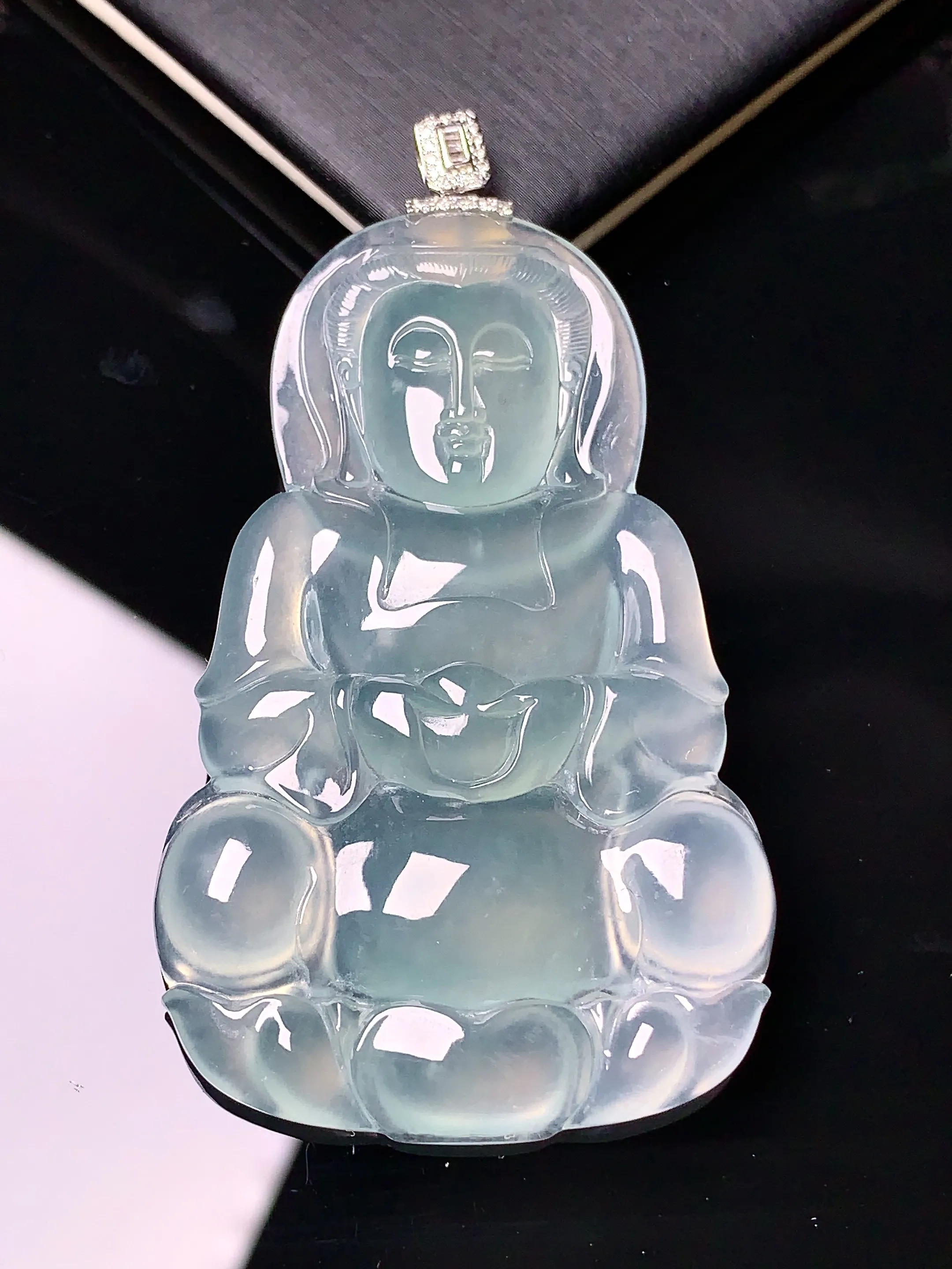 18k金钻镶嵌冰种观音菩萨吊坠 玉质细腻 色泽艳丽 整体尺寸44.5*35.5*5.5