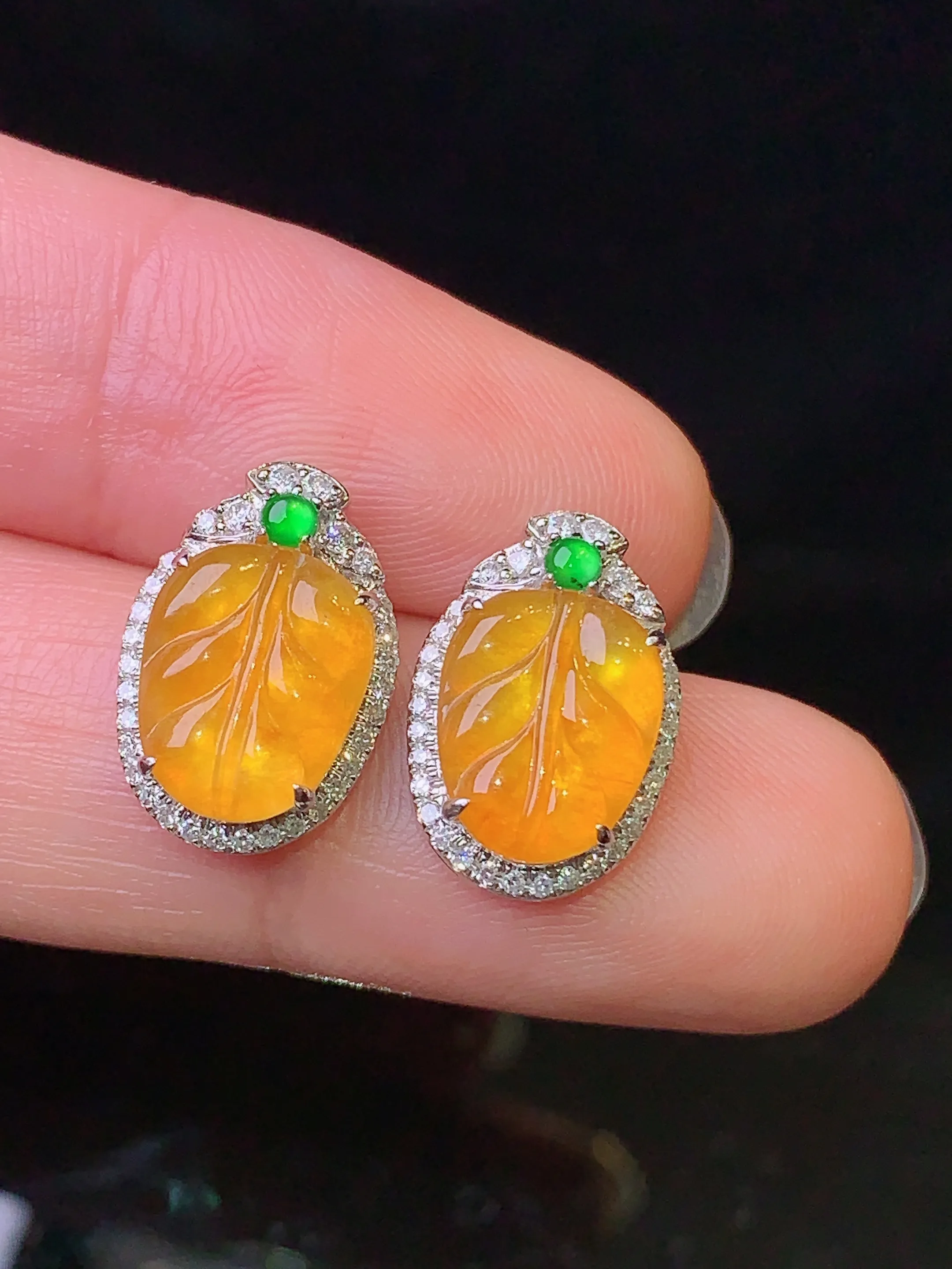 18k金钻镶嵌黄翡树叶耳钉 玉质细腻 色泽艳丽 整体尺寸14.3*9.8*5