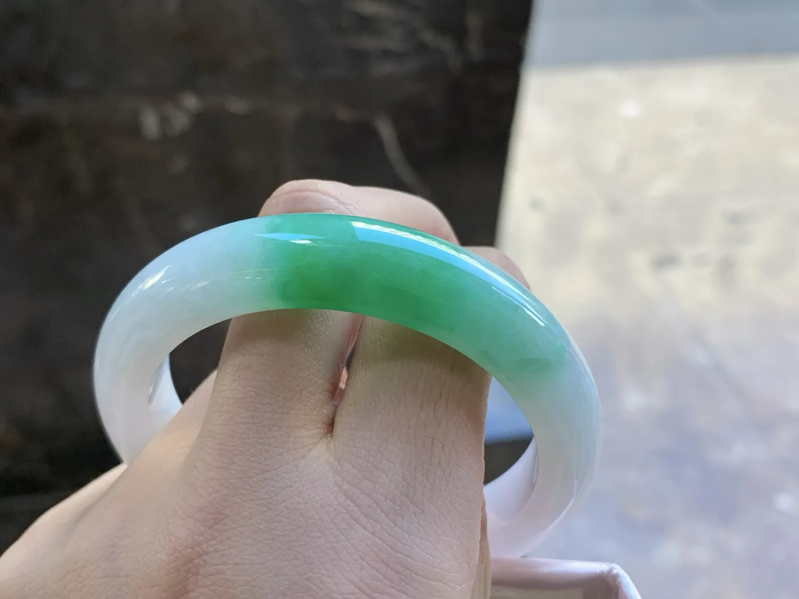 55-12.5-8.8

带色手镯^_^底妆白净