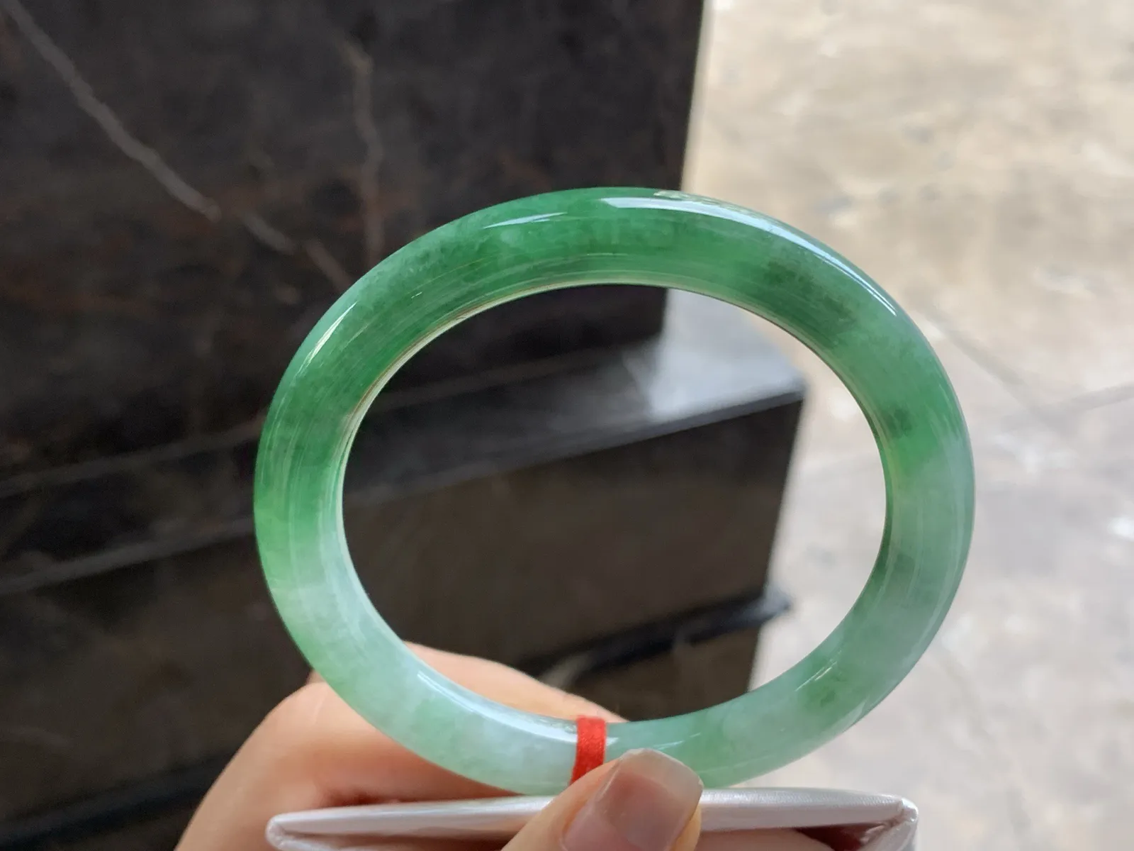 60.5-9.1

辣绿色圆条手镯^_^颜色浓郁 鲜艳