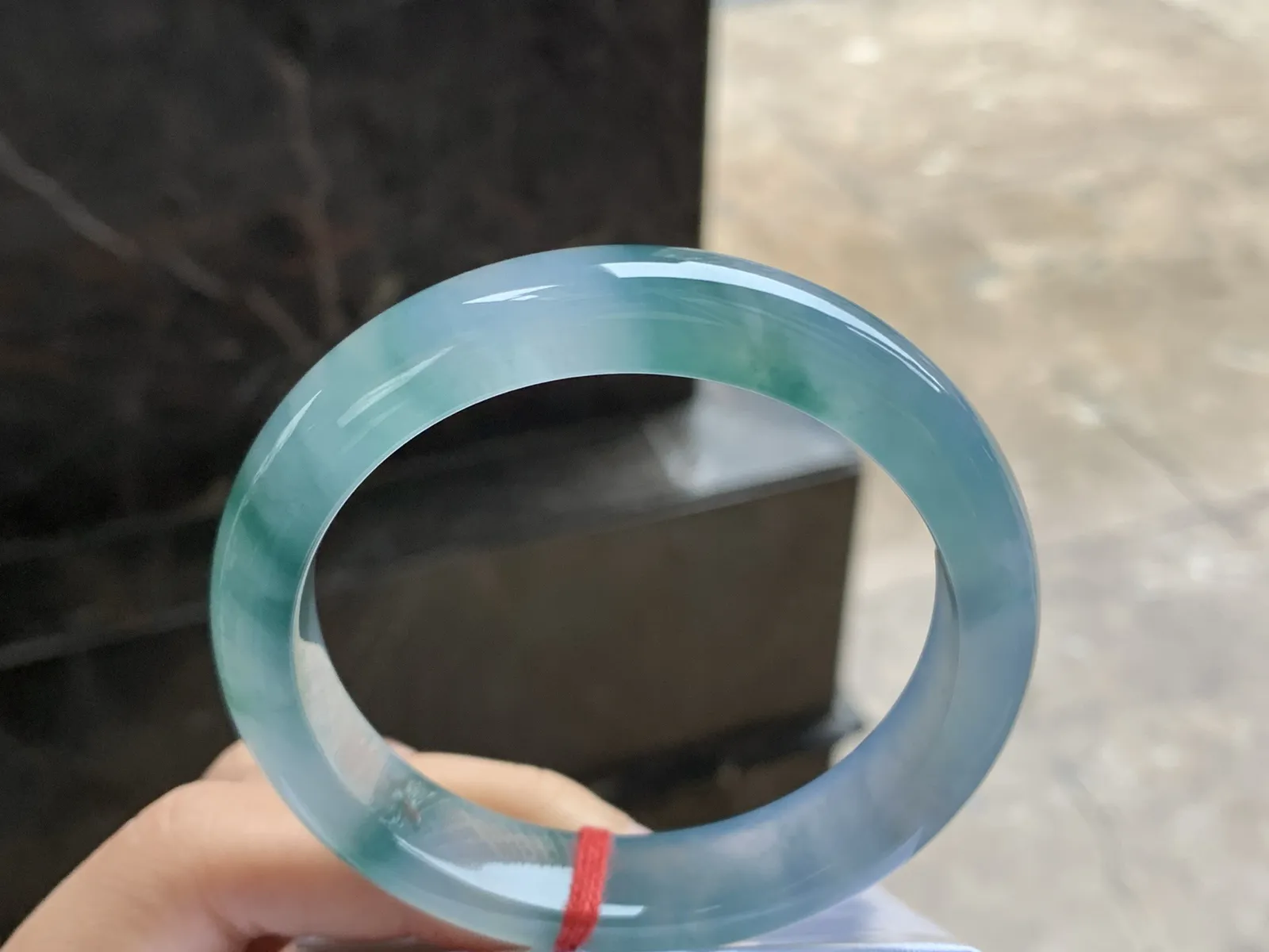 57-12.4-8.3

冰蓝花手镯^_^荧光十足冰透