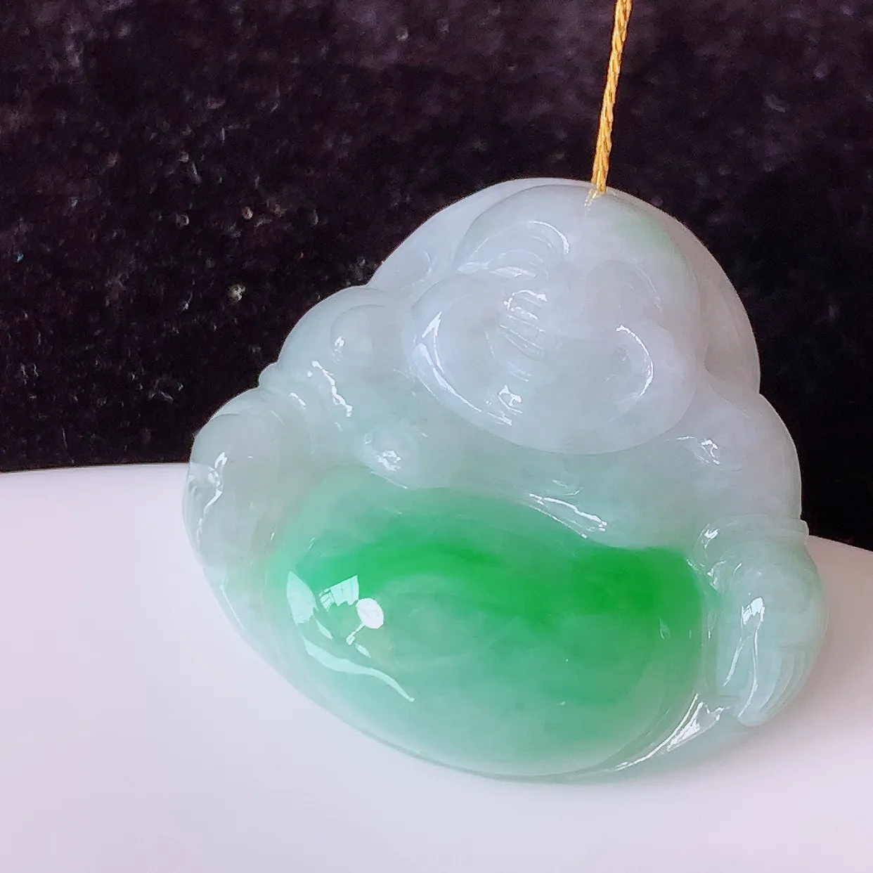 自然光实拍，冰润飘绿佛公吊坠，翡翠开心笑佛，种老水足，颜色漂亮， 立体饱满圆润， 佩戴效果赞#00.31