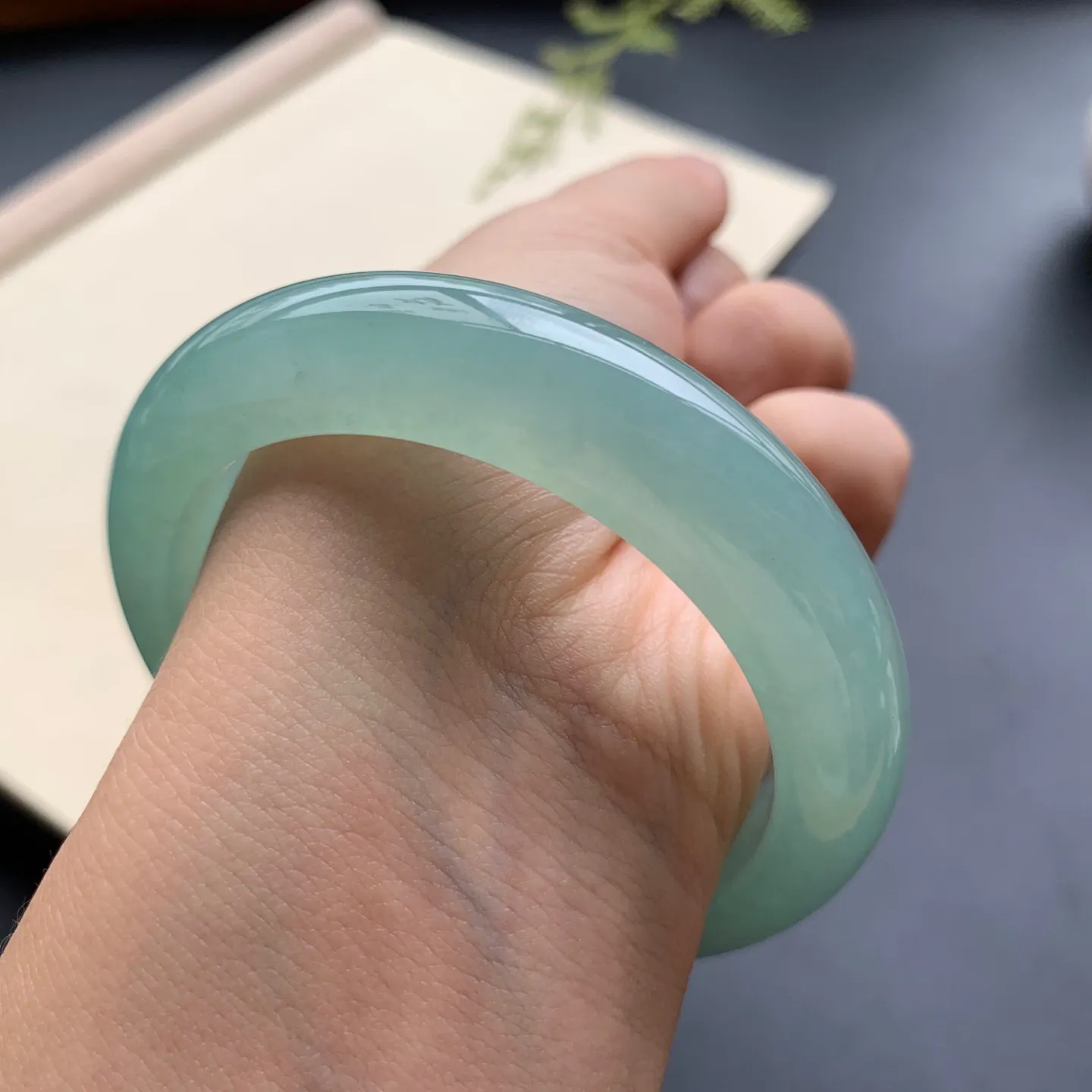 54圈口啤酒绿正圈手镯 尺寸：54-12.6-8.5，无纹裂，水润透亮，胶感十足