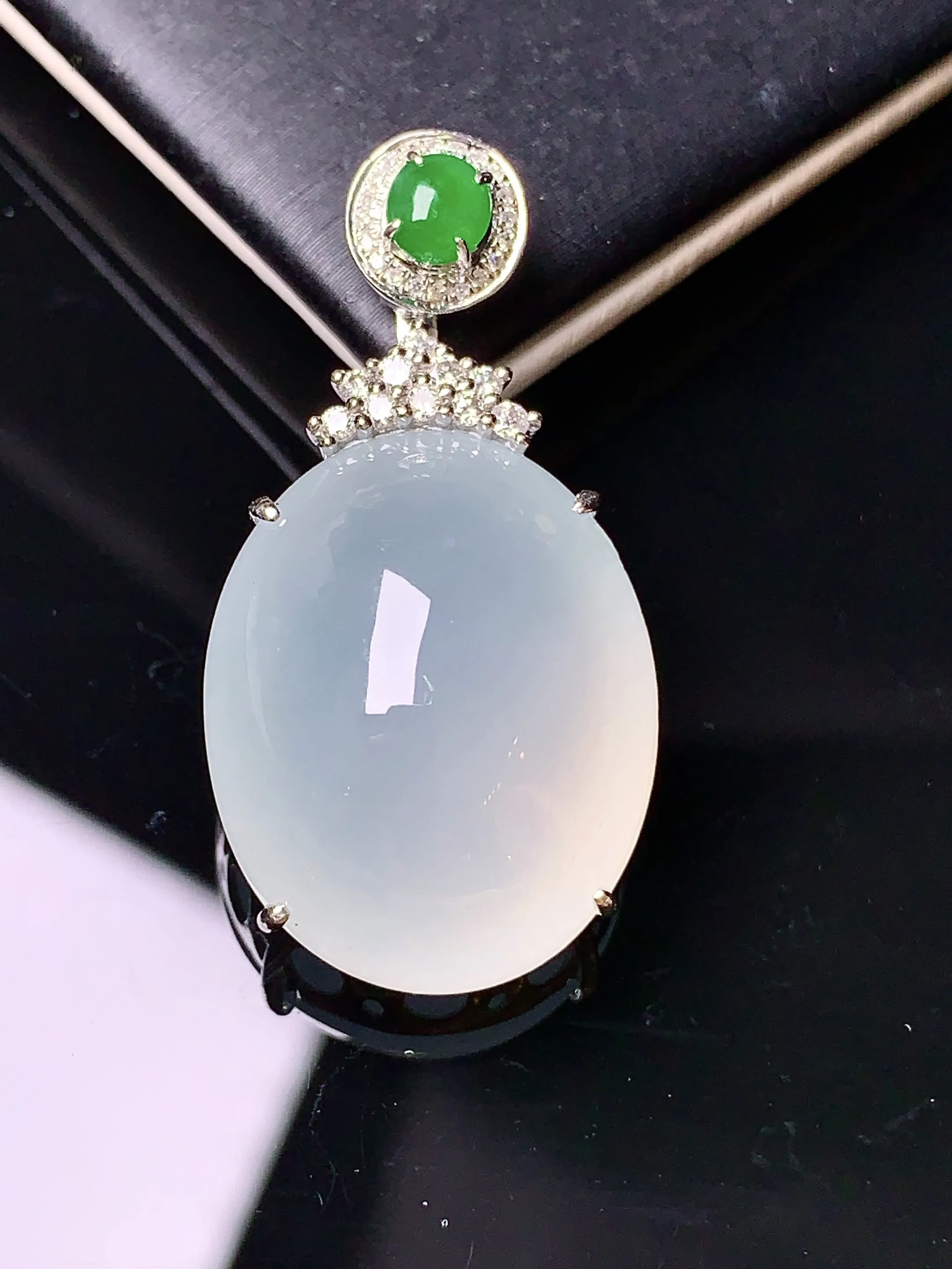 18k金钻镶嵌冰种蛋面吊坠 玉质细腻 色泽艳丽 整体尺寸33.5*17.2*10.6