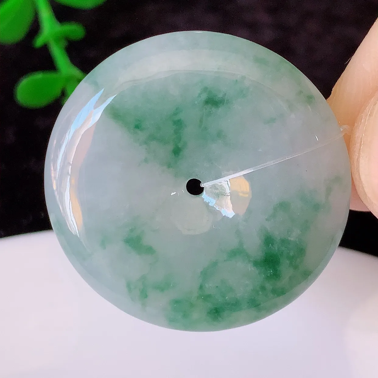 自然光实拍，冰飘花翡翠平安扣吊坠，形体饱满圆润，平安扣肥嘟嘟的，平平安安，种水很好， 配戴精美！#49.31