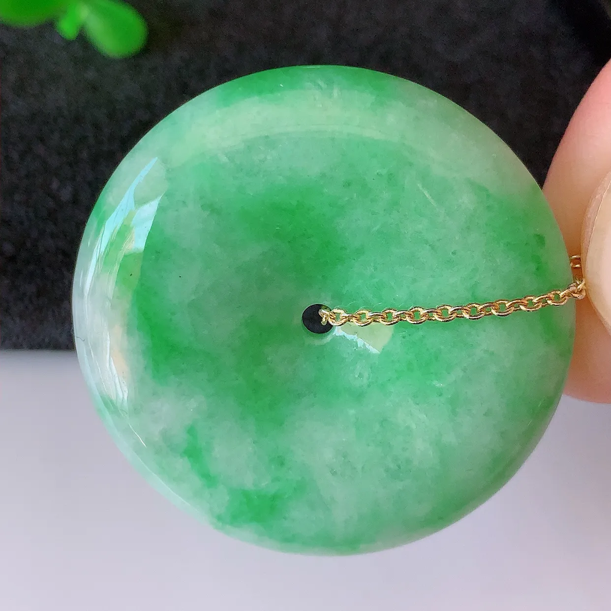 自然光实拍，冰润飘绿翡翠平安扣吊坠，翠色灵动，种老水足，寓意好， 品相佳， 佩戴佳品！#39.31