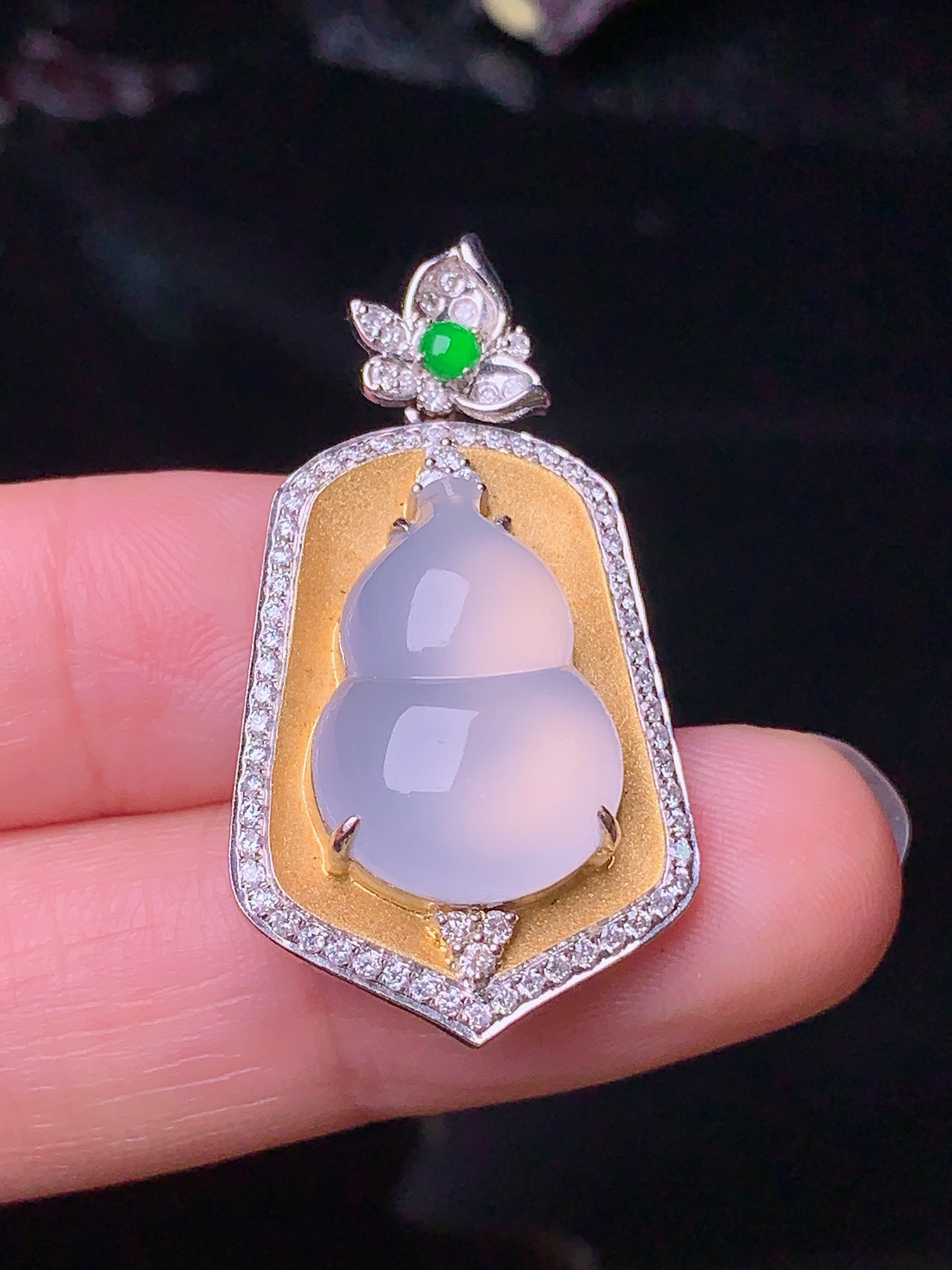 18k金钻镶嵌冰种葫芦吊坠 玉质细腻 色泽艳丽 整体尺寸24*18.5*9
