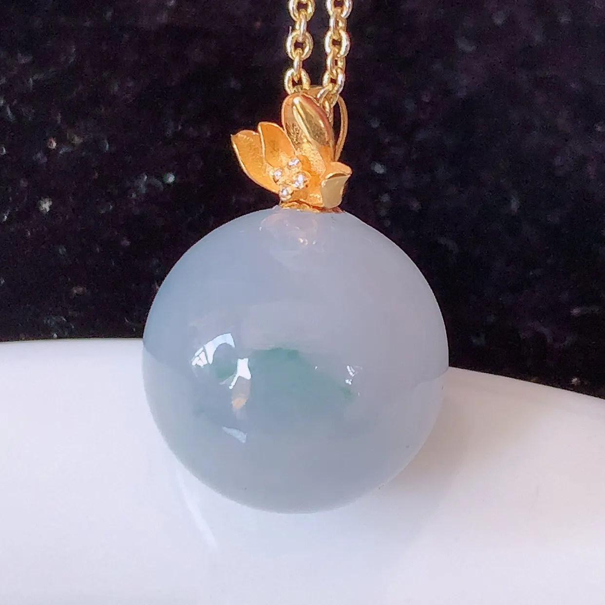 18K金镶嵌紫罗兰飘花翡翠转运珠吊坠，寓意“时来运转，财源滚滚” 寓意佳， 荧光灼灼， 转运珠佩戴时